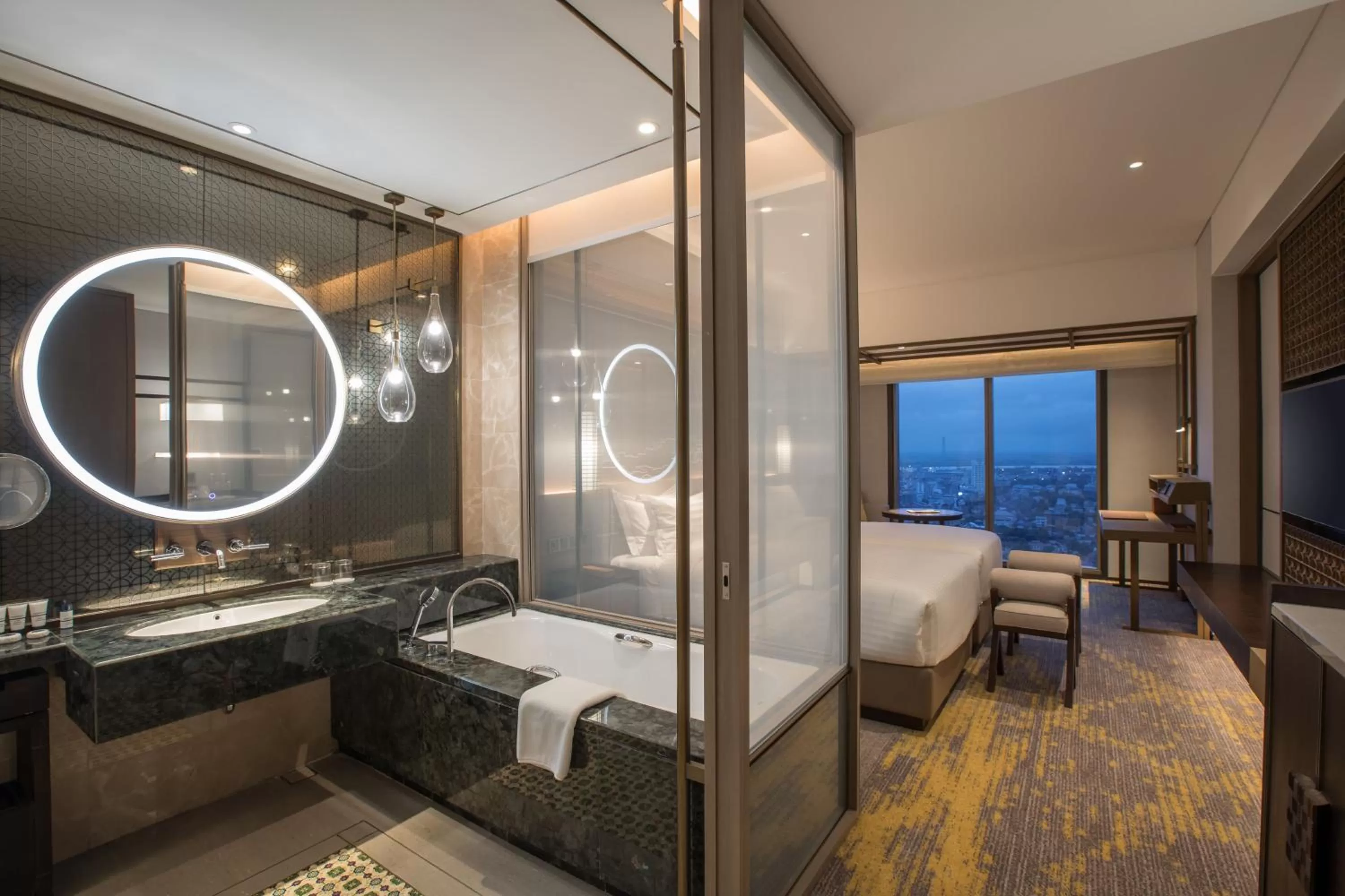 Shower, Bed in Pan Pacific Yangon