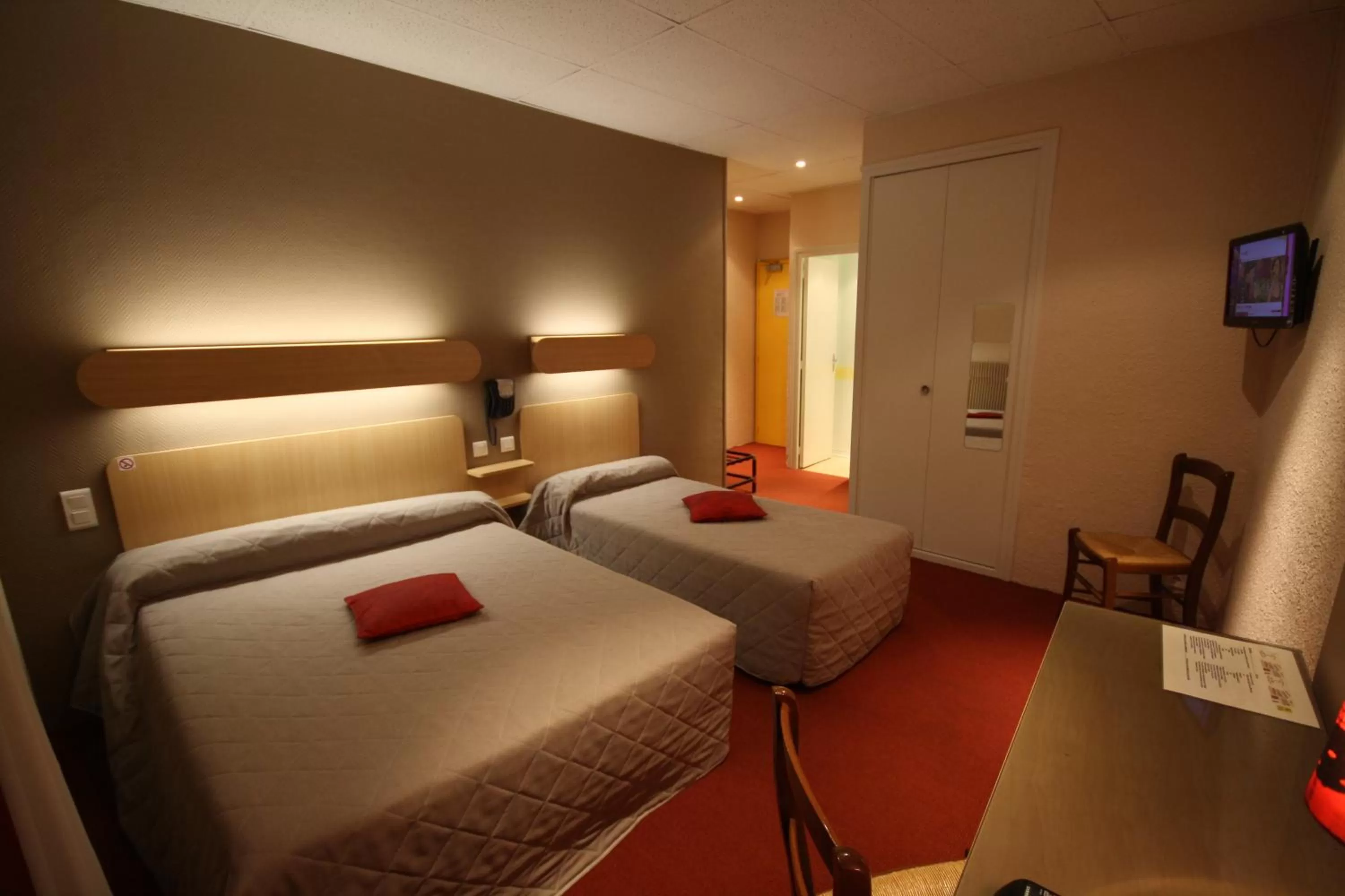 Photo of the whole room, Bed in Logis Hotel L'ange Couronne