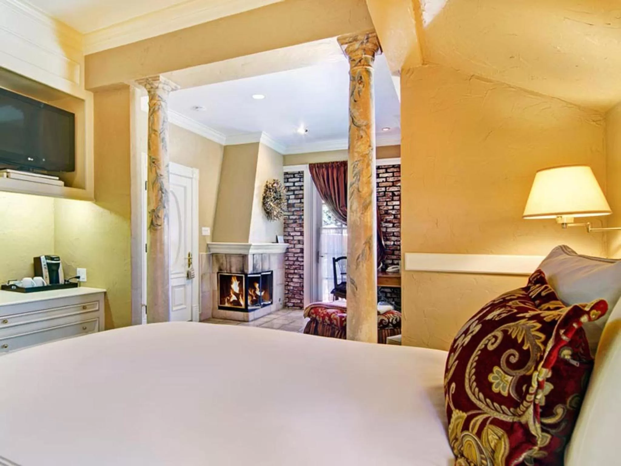 Photo of the whole room, Bed in Inn at Depot Hill