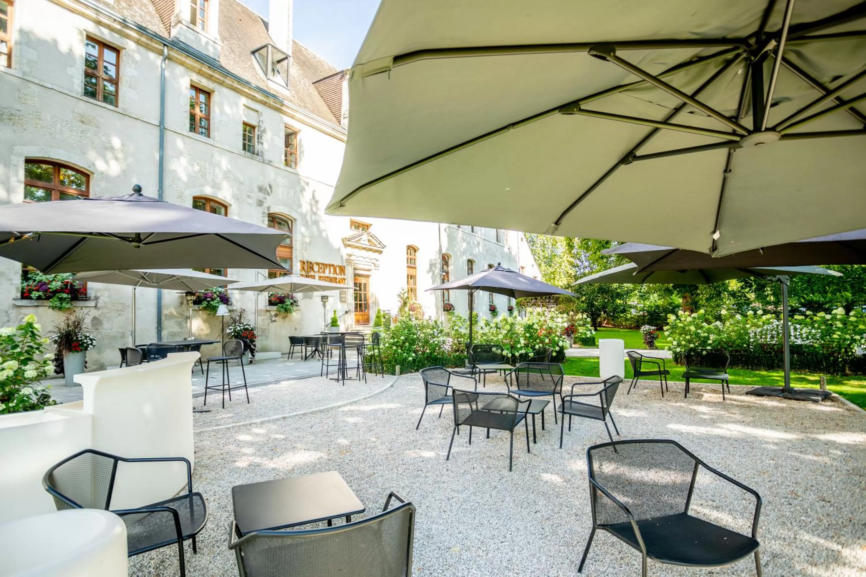 Lounge or bar in Hotel De Bourbon Grand Hotel Mercure Bourges