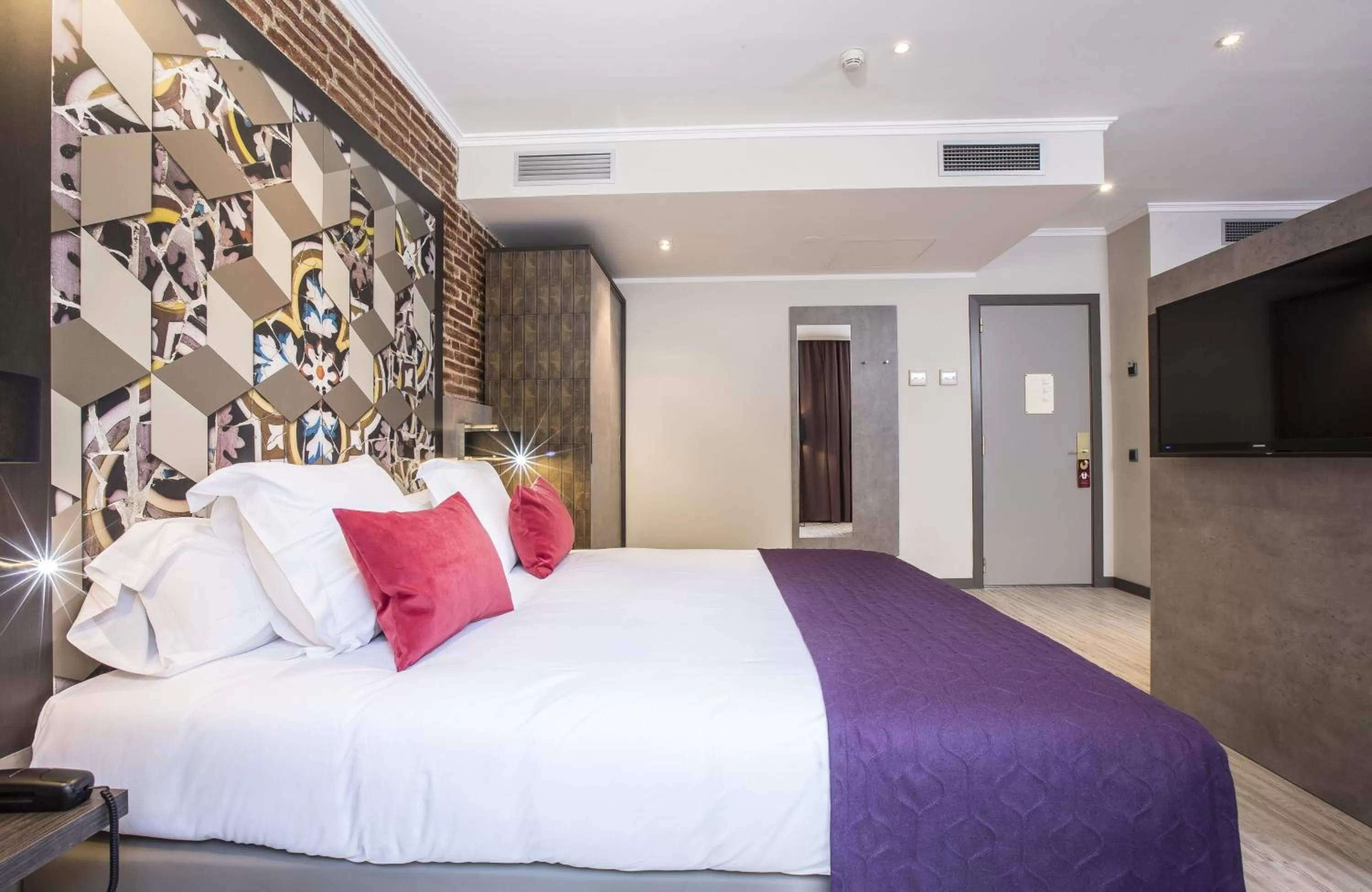 Photo of the whole room, Bed in Leonardo Hotel Barcelona Las Ramblas