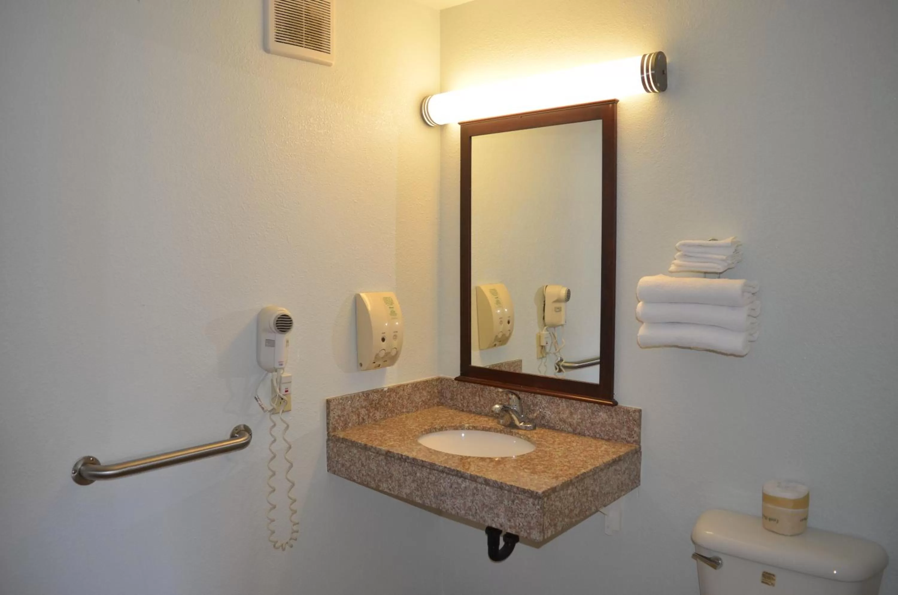 Bathroom in Welcome Inn Corona