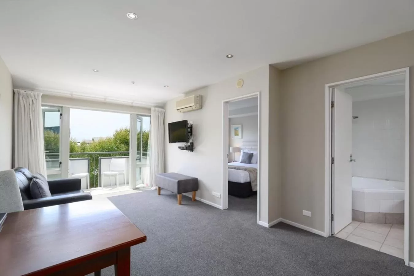 Living room, Bed in Chelsea Park Motor Lodge