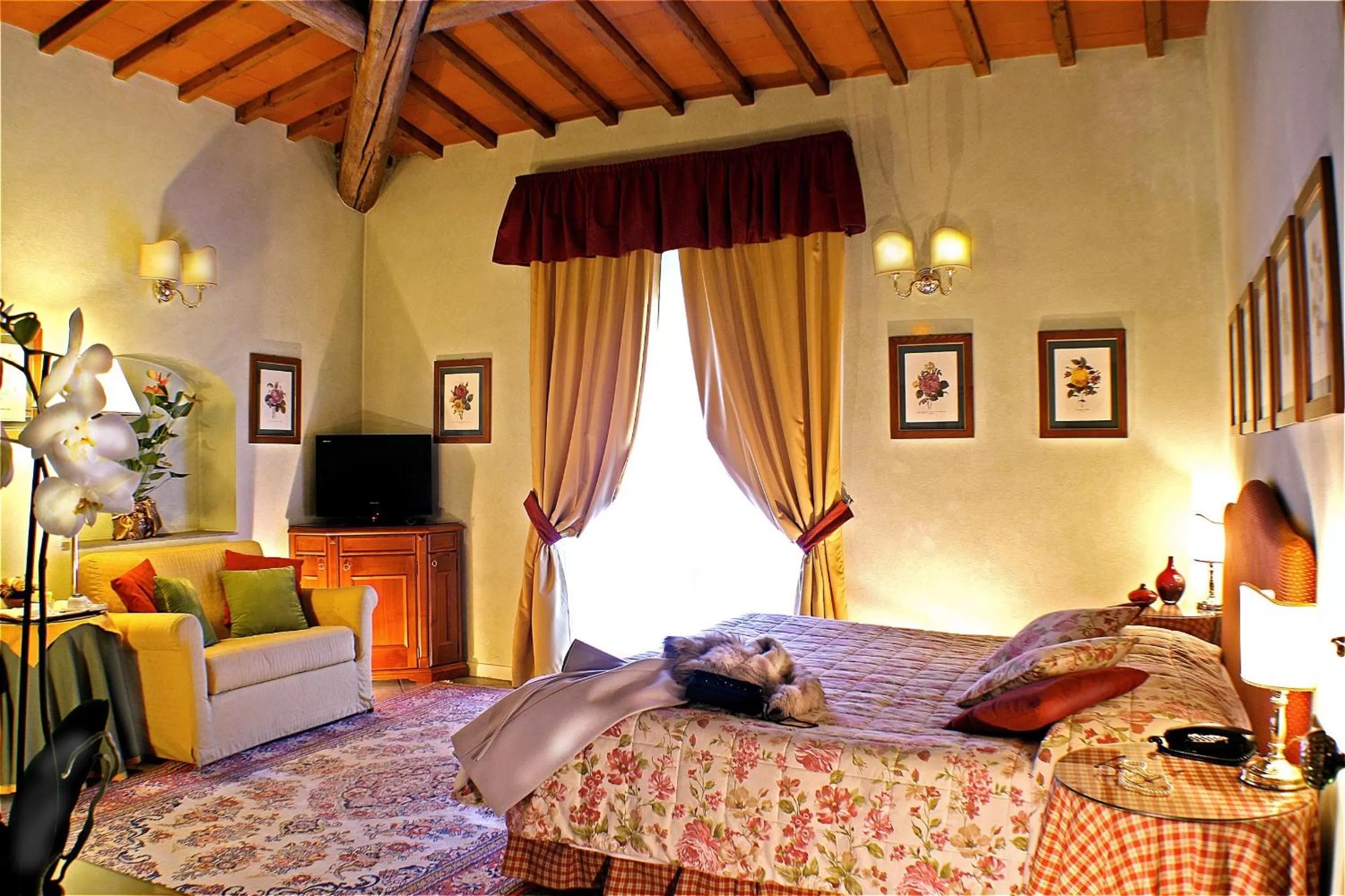 Photo of the whole room, Bed in Hotel Rosary Garden