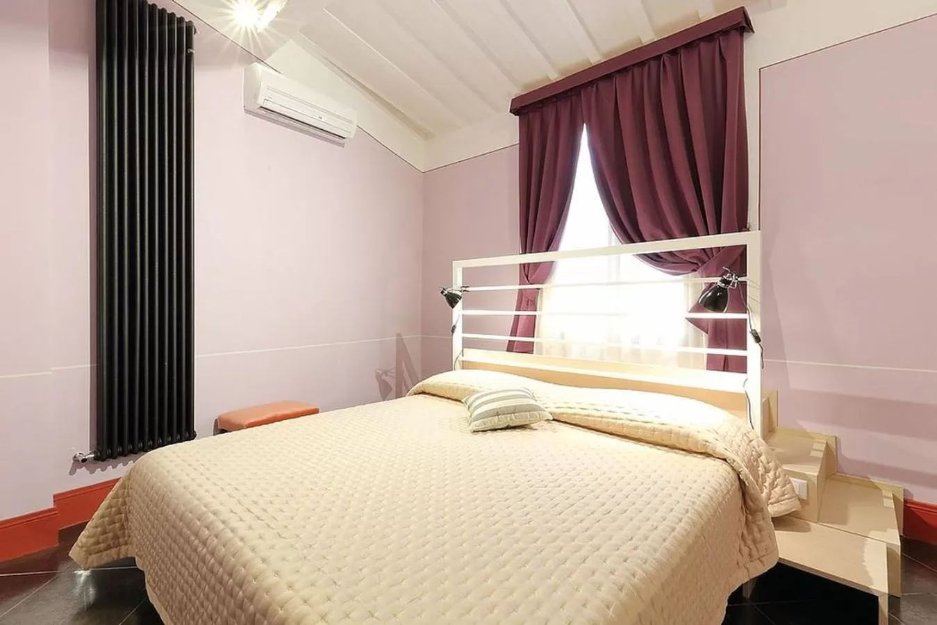 Photo of the whole room, Bed in Uffizi Harmony