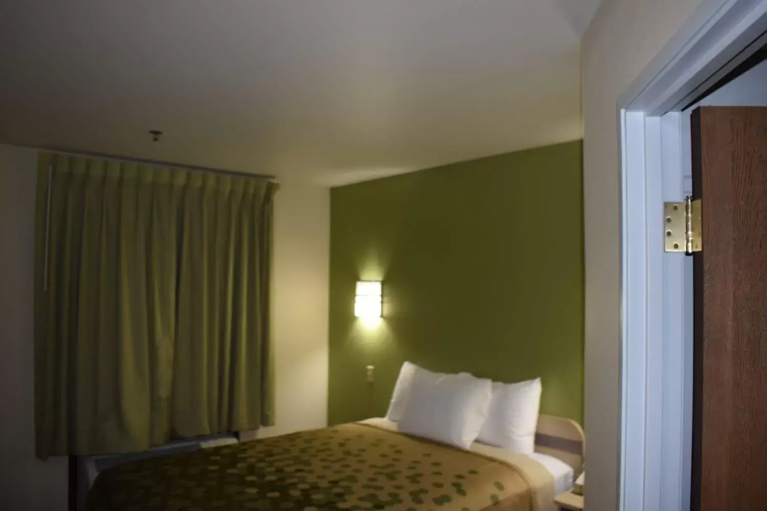 Standard Queen Room - Non-Smoking in Econo Lodge Hot Springs Standard Queen Room - Non-Smoking in Econo Lodge Hot Springs