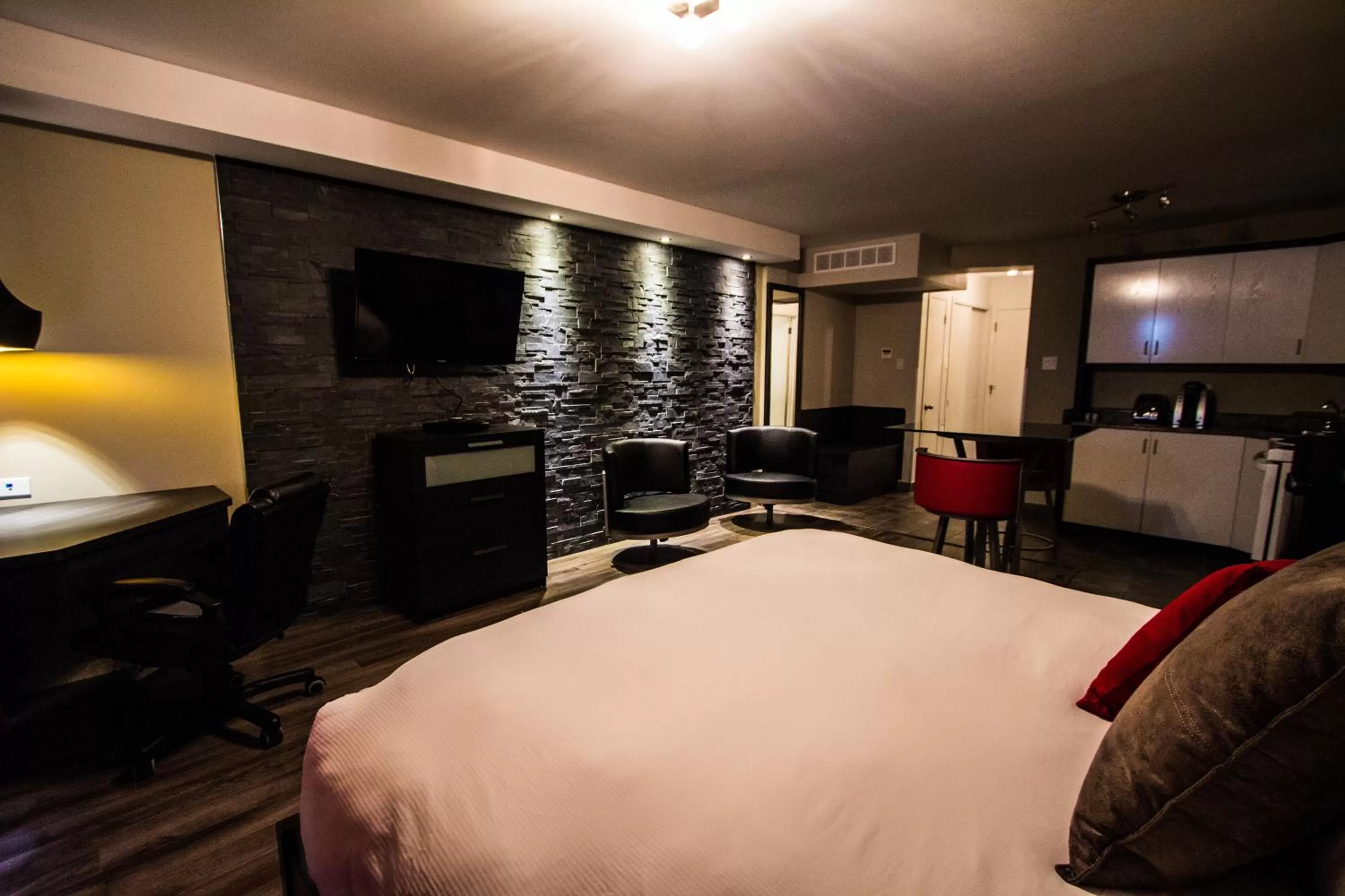 Bedroom, Bed in Hôtel Saint-Germain Rimouski