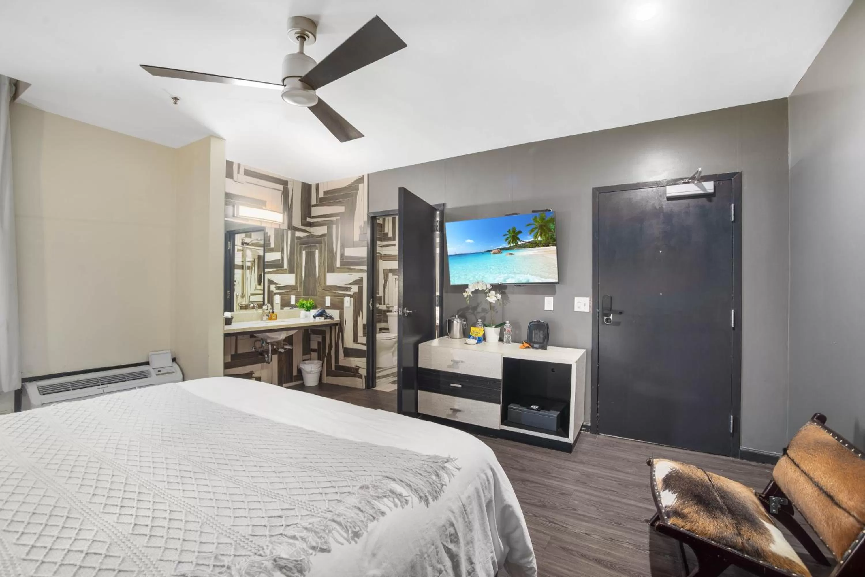 Photo of the whole room, Bed in Good Hotels Downtown Denver