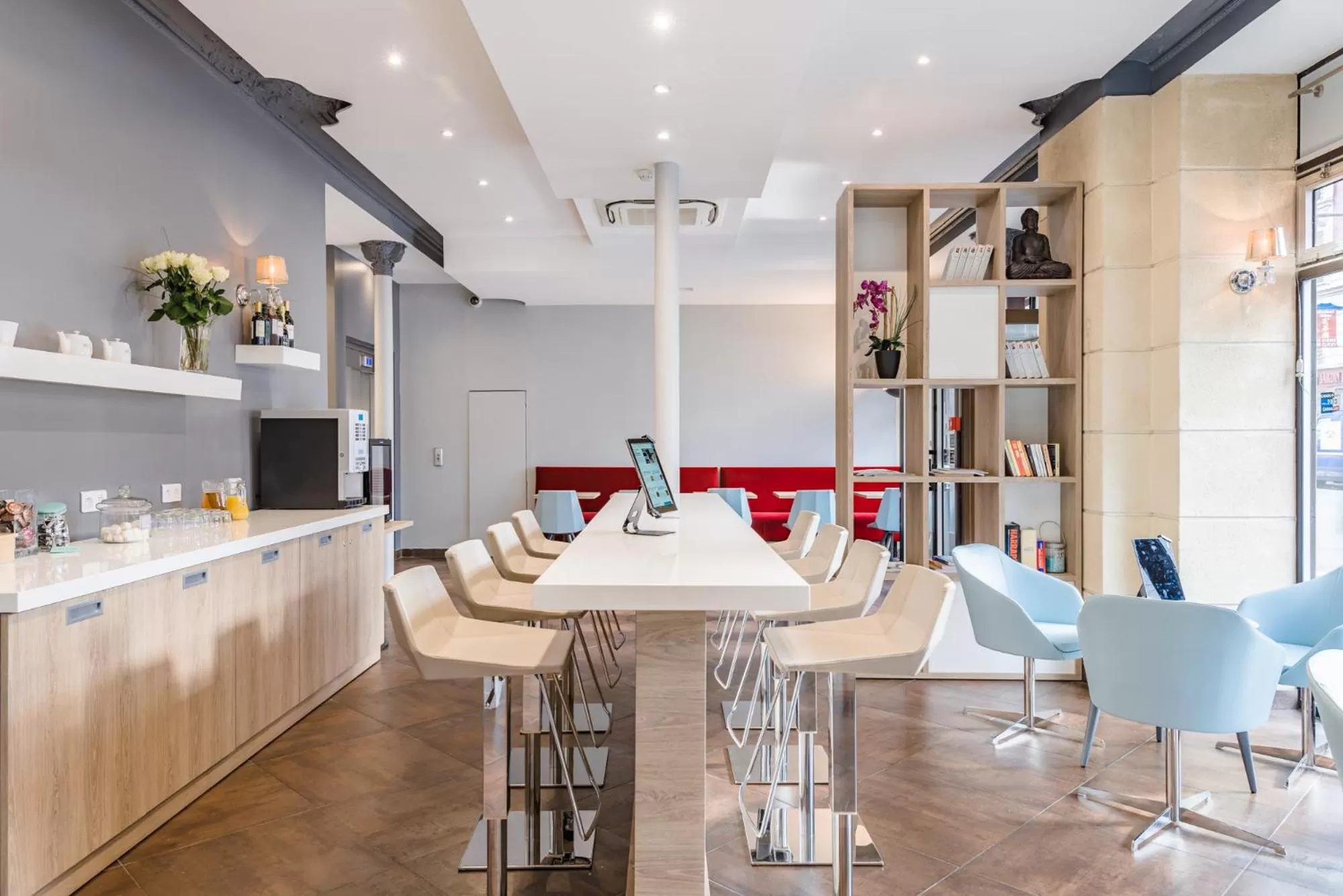 Communal lounge/ TV room in Grand Hôtel Clichy Paris