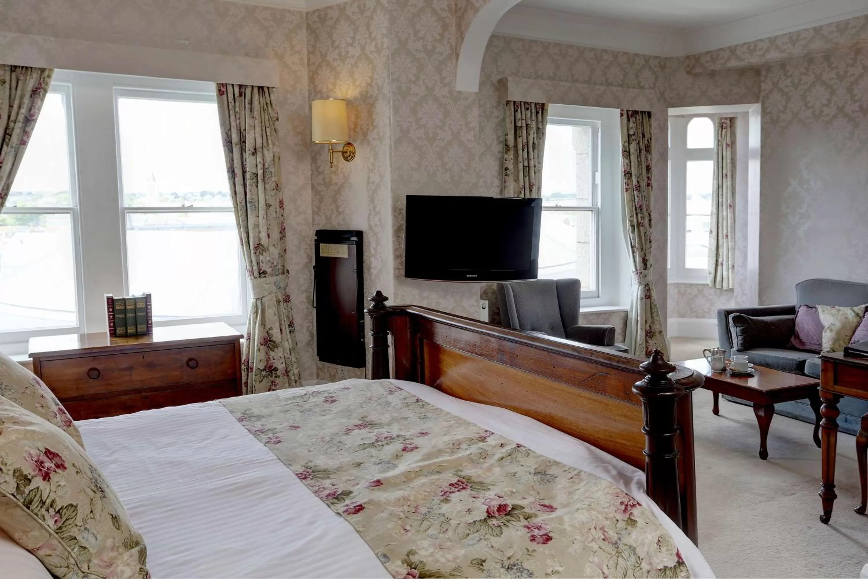 Photo of the whole room, Bed in Duke Of Cornwall Hotel