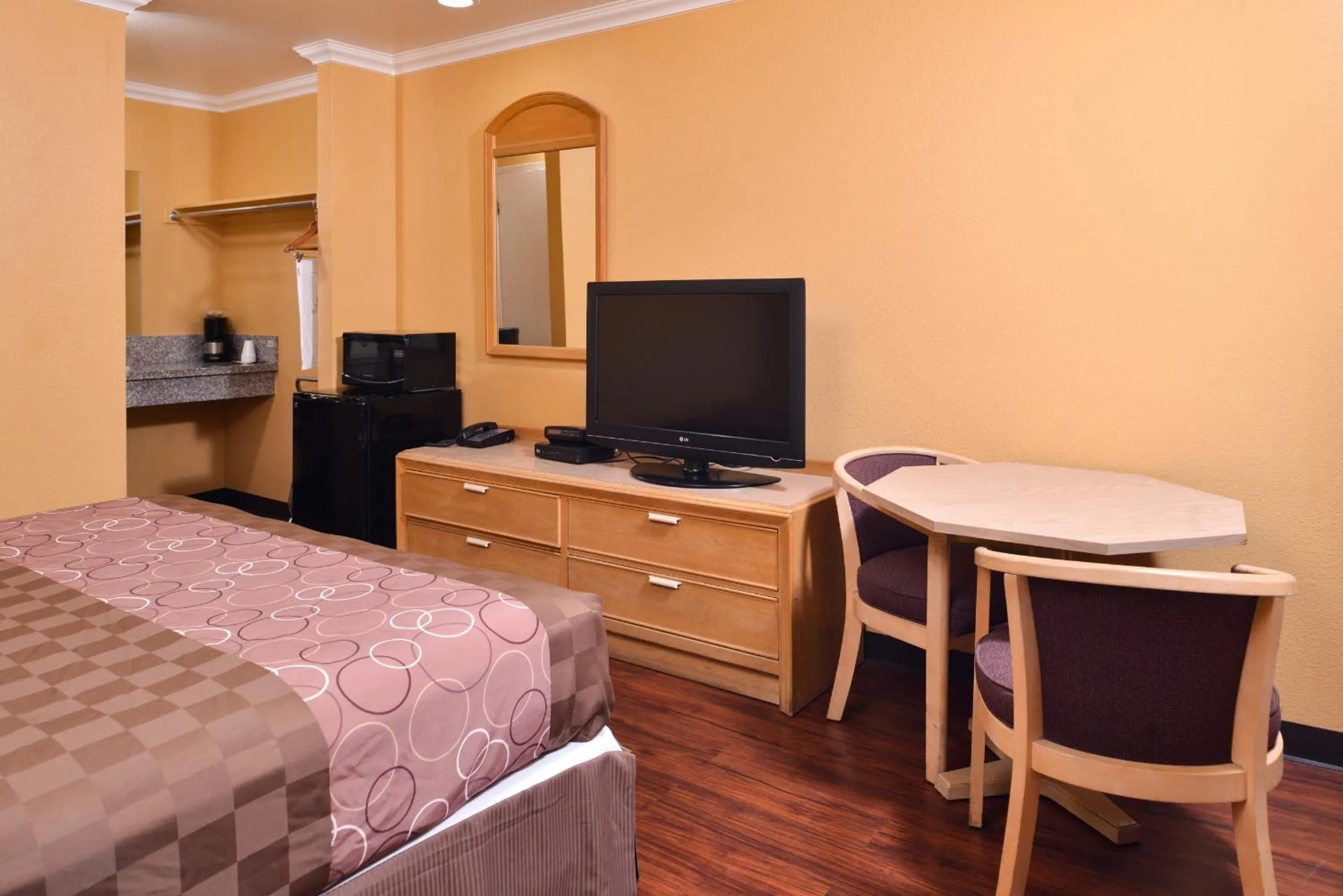 Bedroom, Bed in Americas Best Value Inn and Suites Clearlake