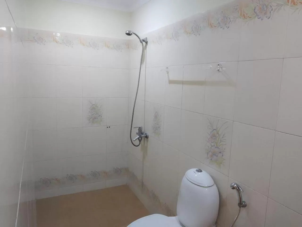 Bathroom in Hotel Thushara