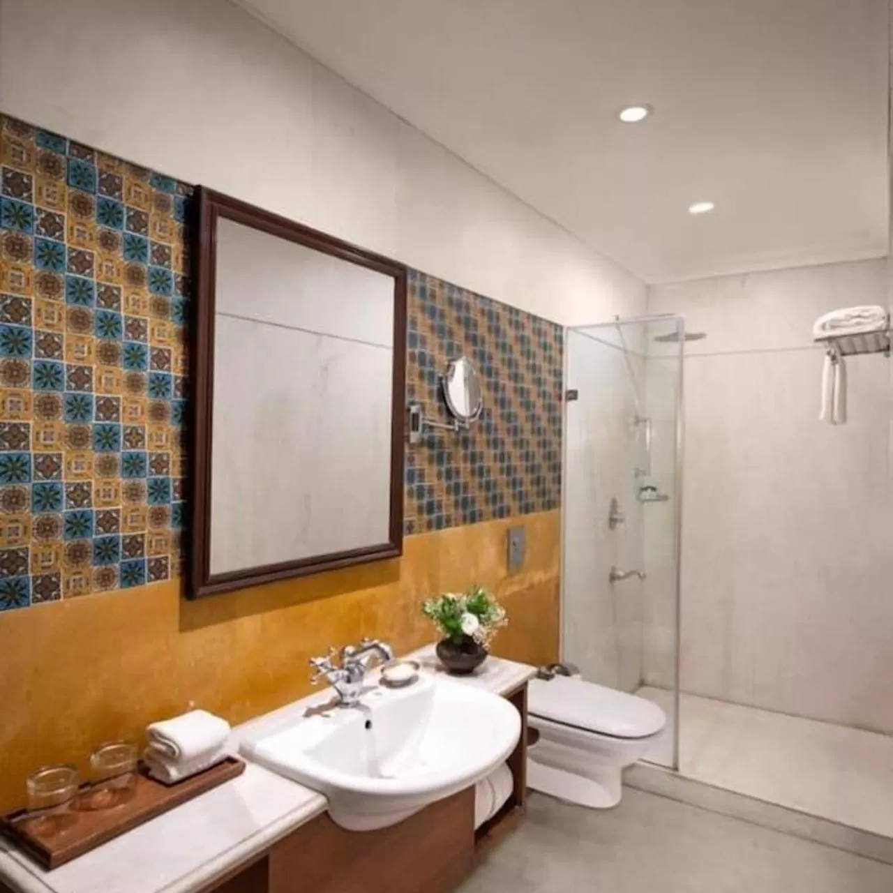 Bathroom in Hotel Banz near Delhi Airport