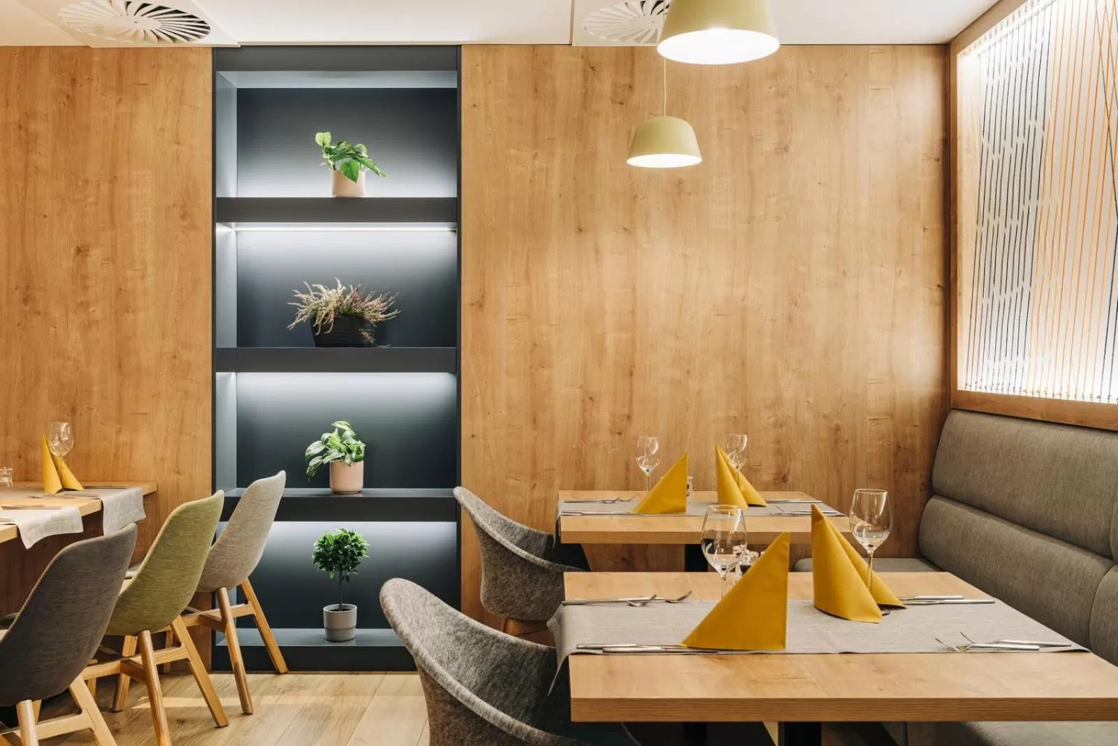 Restaurant/places to eat in Holiday Inn Łódź by IHG