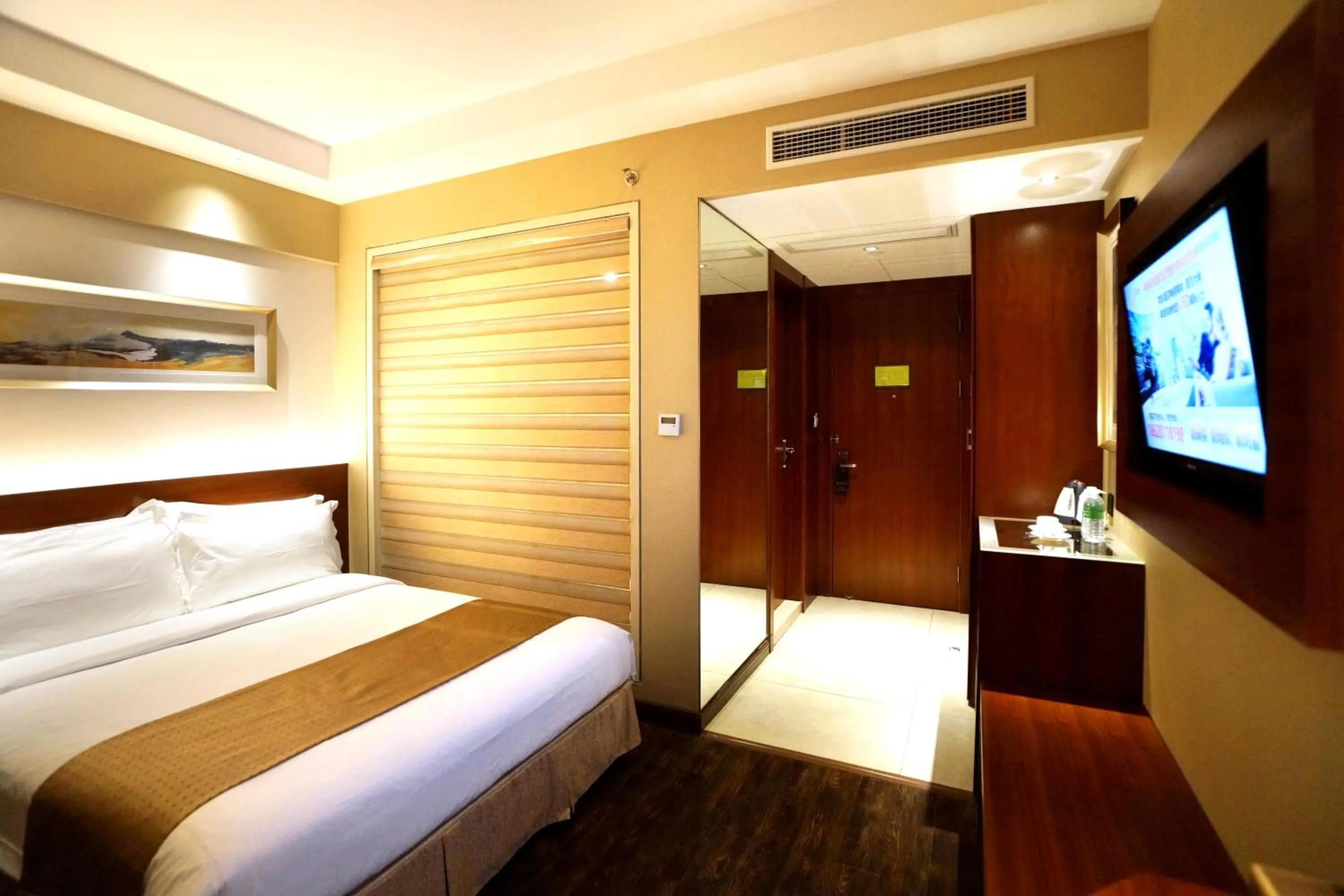 Photo of the whole room, Bed in Mai Xinge Boutique Hotel - Free shuttle buses are provided between PVG Airport and Disneyland