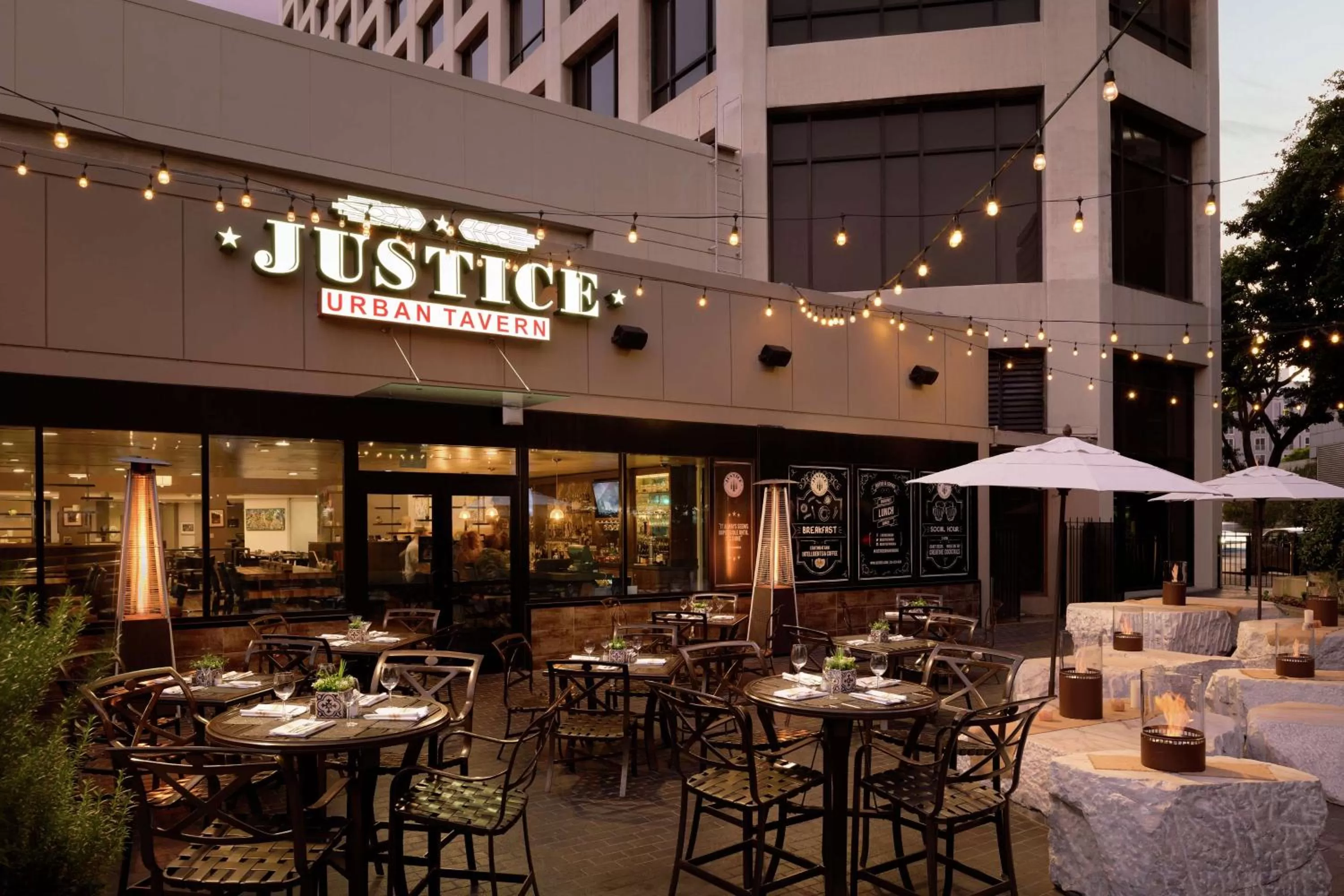 Lounge or bar in Doubletree by Hilton Los Angeles Downtown