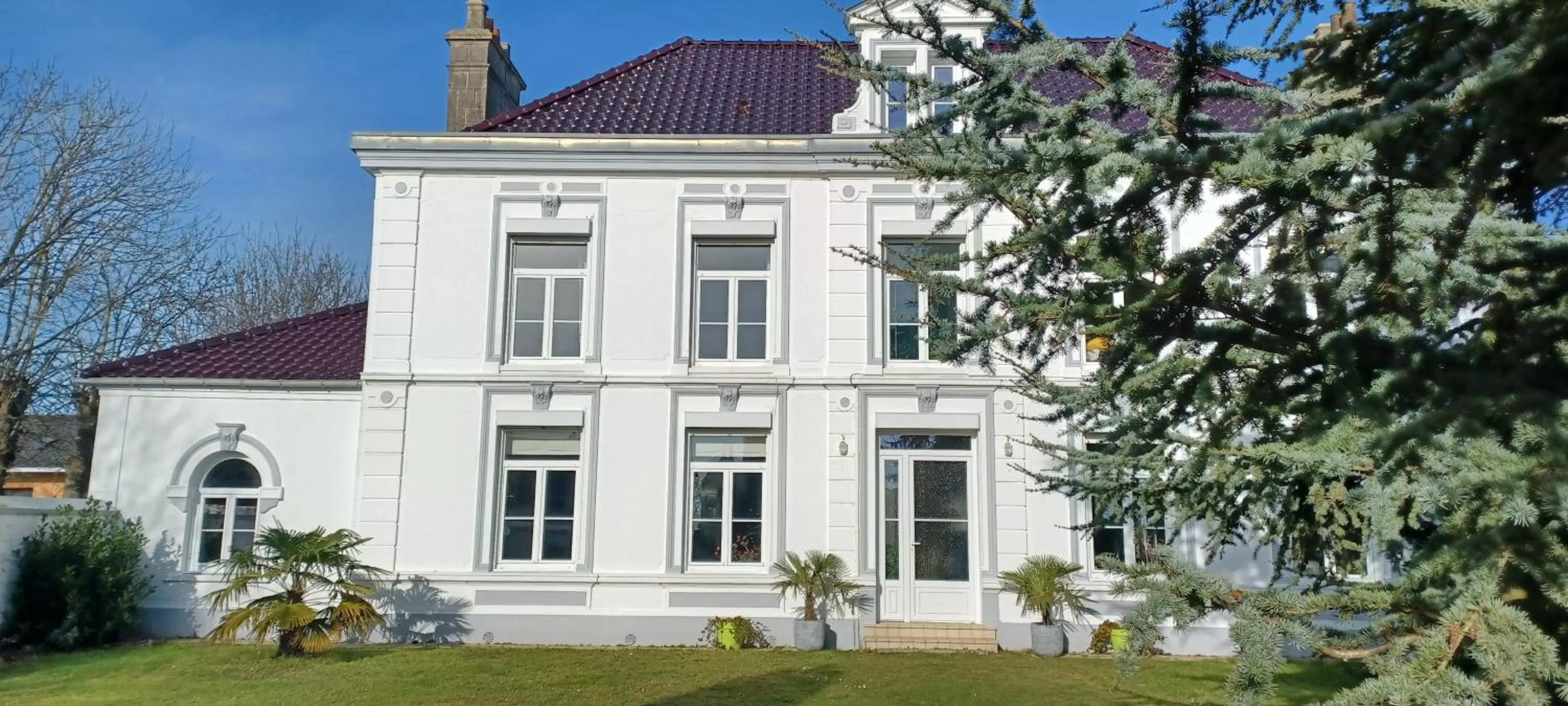 Property Building in La Carte Postale