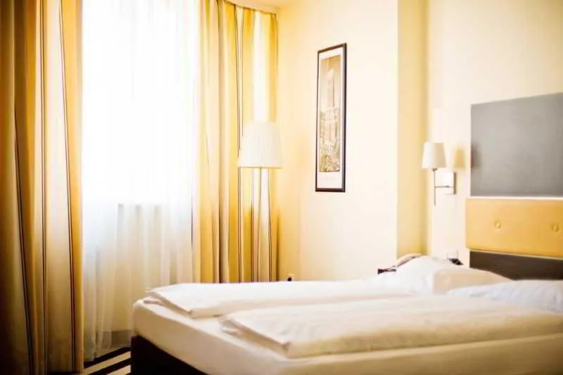 Large Double Room in Bristol Hotel - Frankfurt City Centre - Central