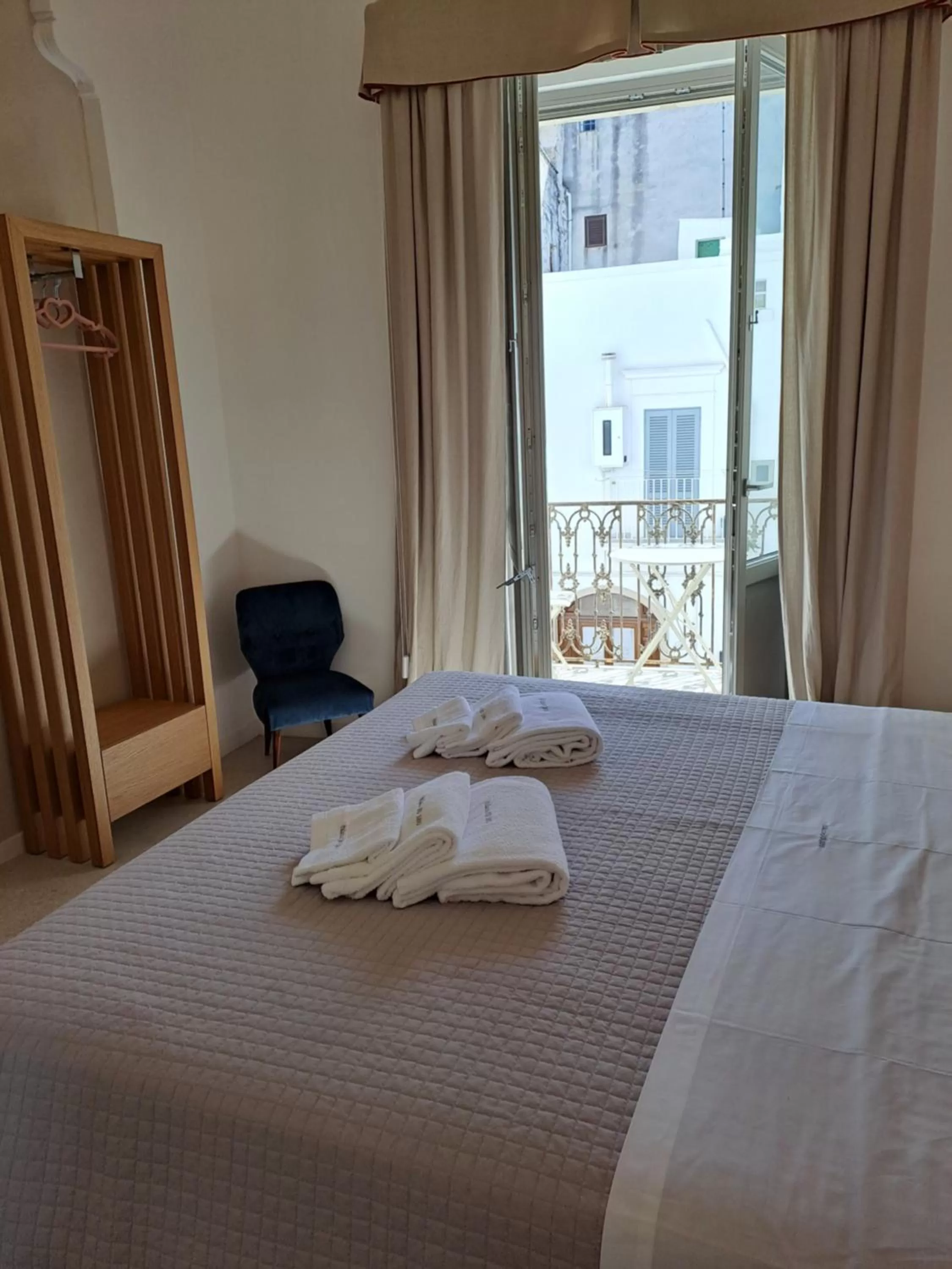 wardrobe, Bed in Palazzo AD 1892 - SUITES & SPA