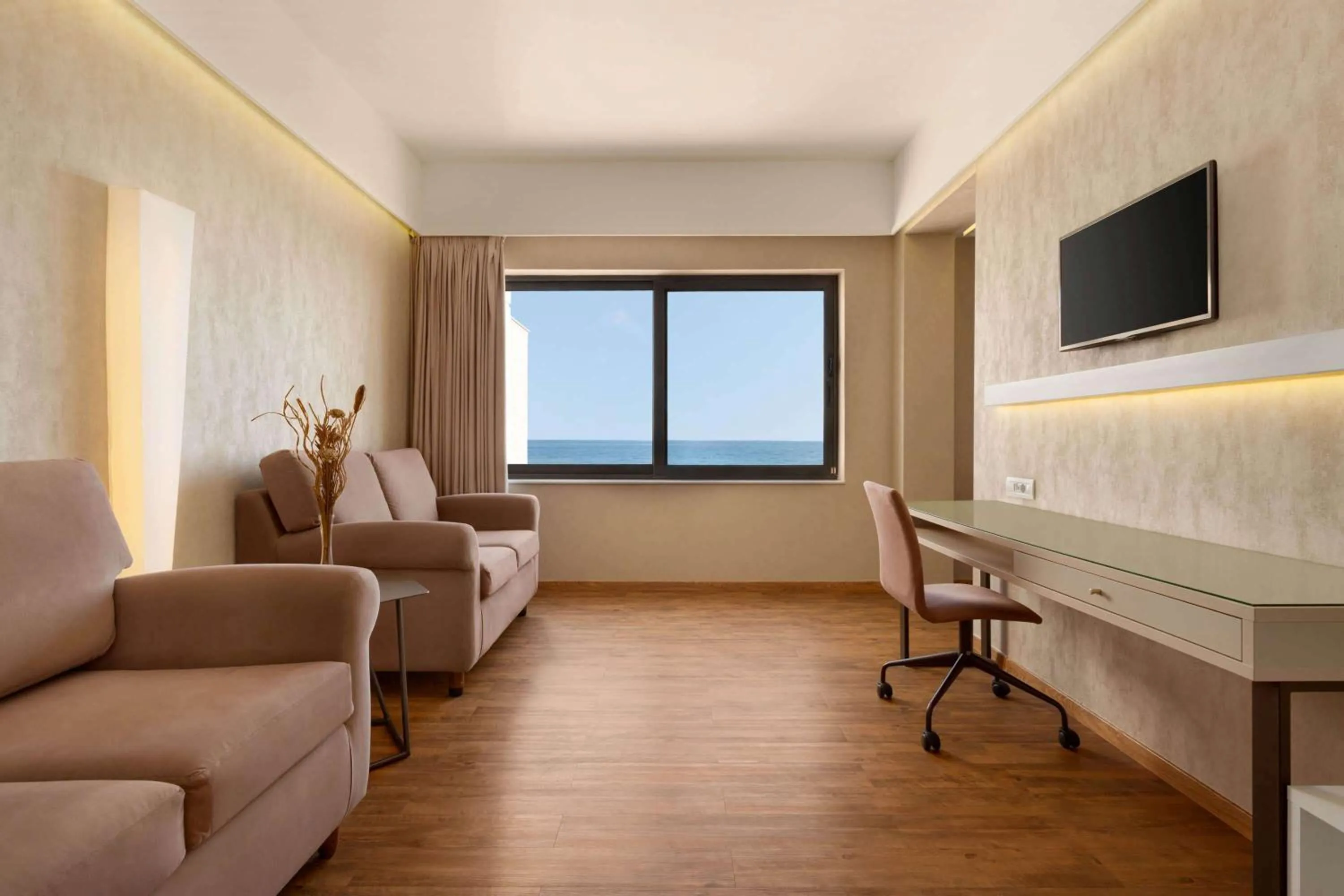 Photo of the whole room in Ramada Plaza by Wyndham Thraki