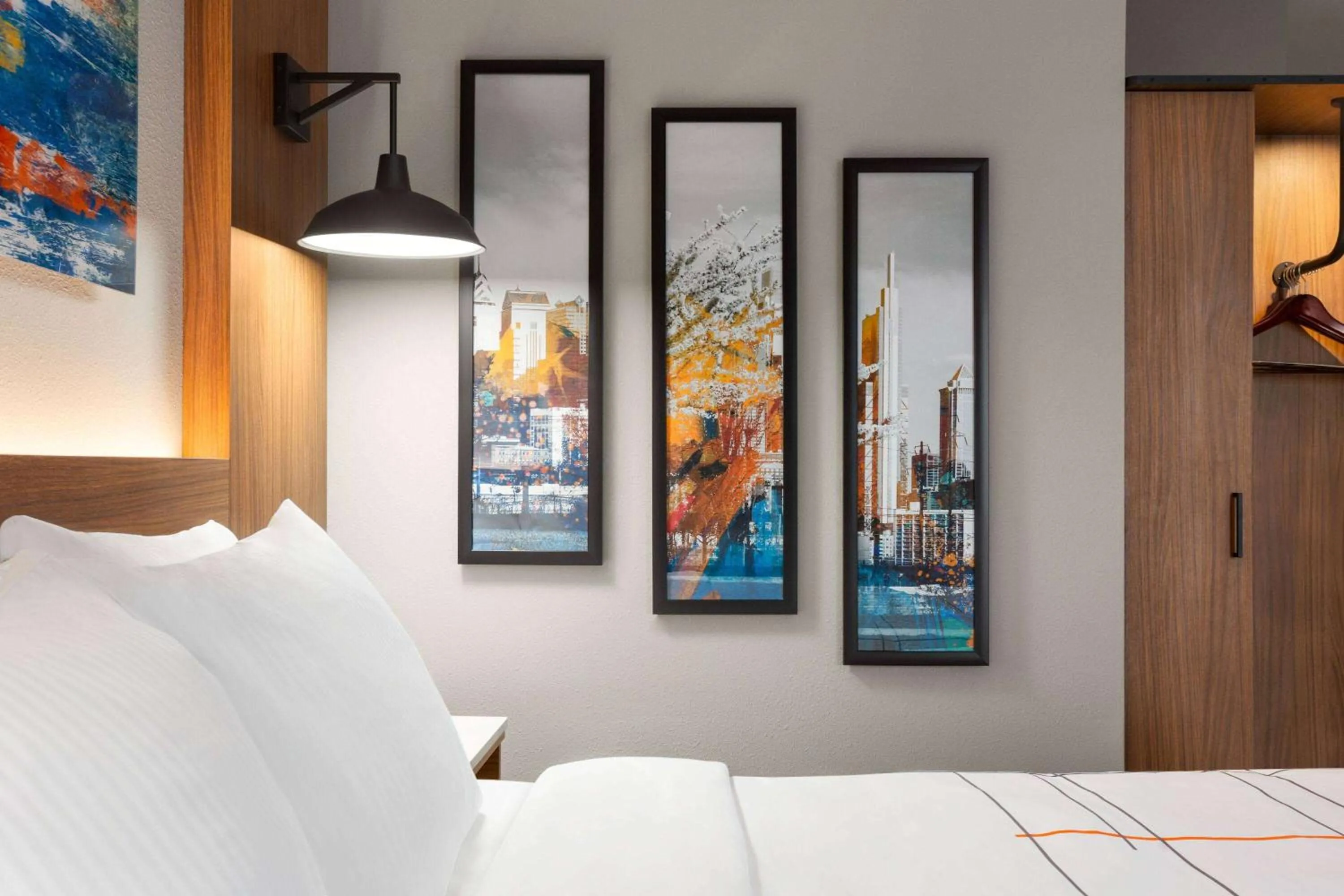 Photo of the whole room, Bed in La Quinta Inn & Suites by Wyndham Mount Laurel Moorestown