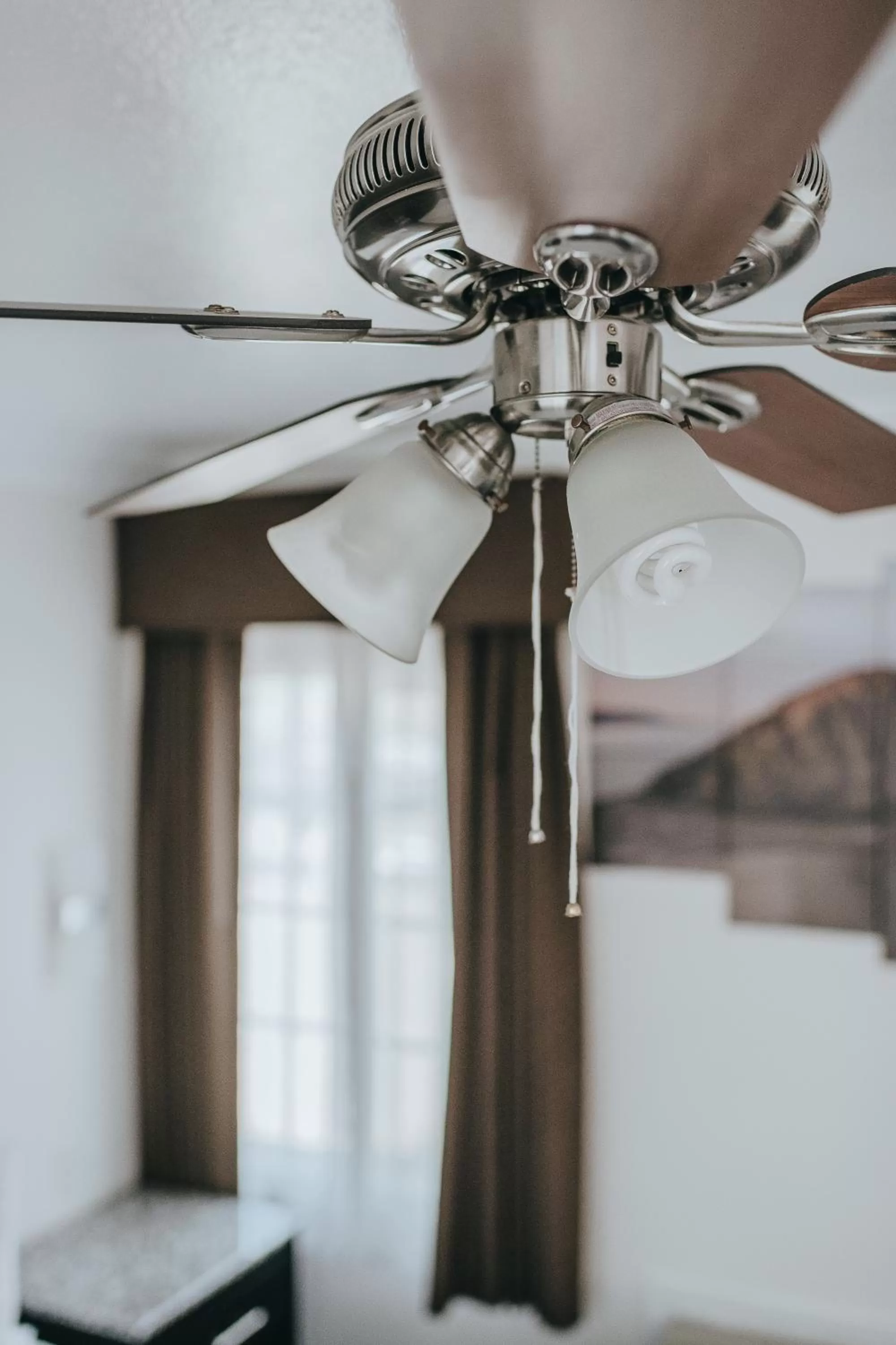 fireplace in Sea Air Inn & Suites - Downtown - Restaurant Row