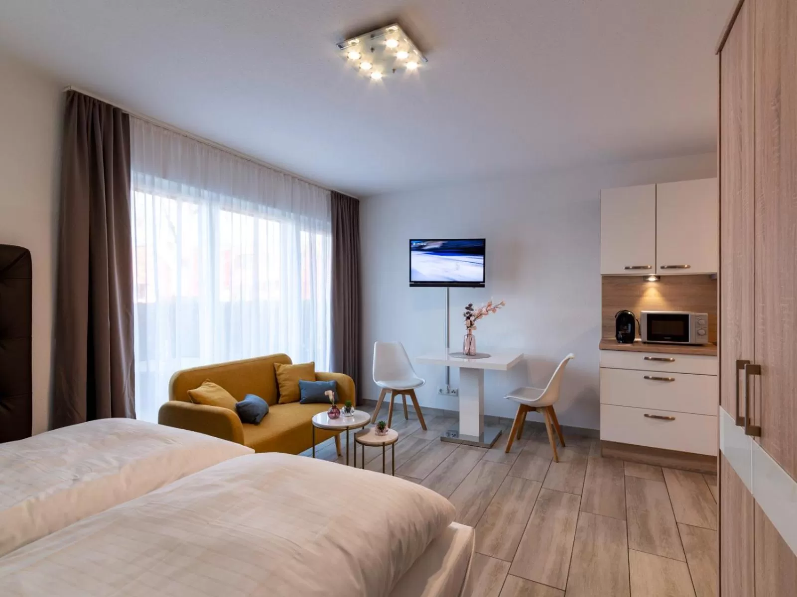 TV/Entertainment Center in GLEUEL INN - digital hotel & serviced apartments & boardinghouse mit voll ausgestatteten Küchen