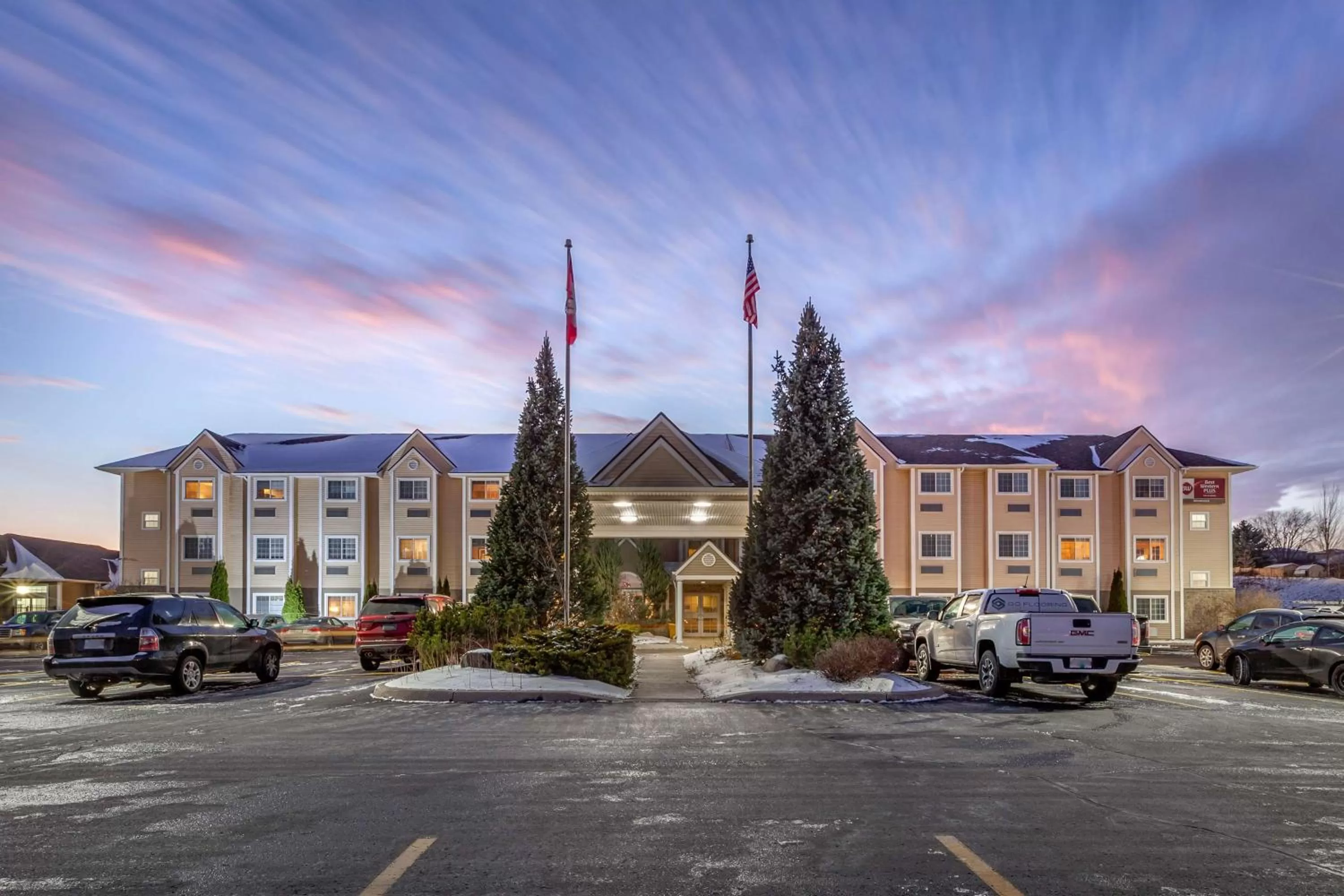 Property building in Best Western Plus Woodstock Inn & Suites