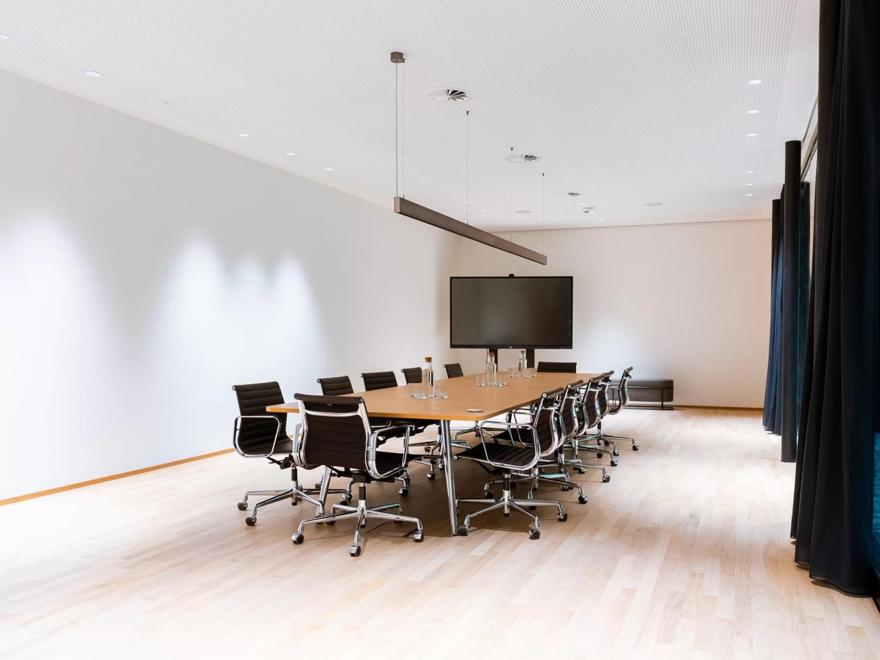 Business facilities in Das Flint