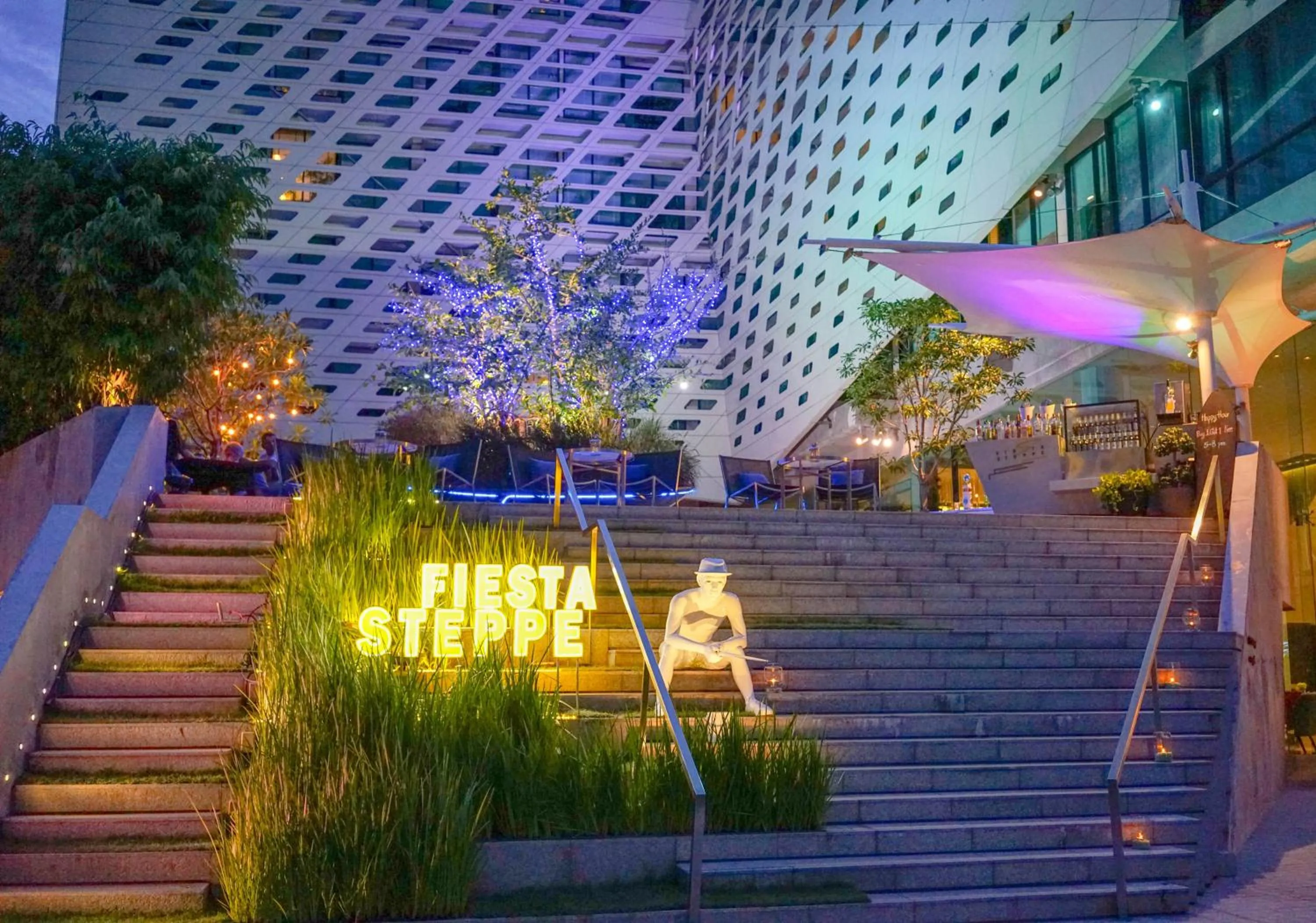 Restaurant/places to eat in LiT BANGKOK Hotel