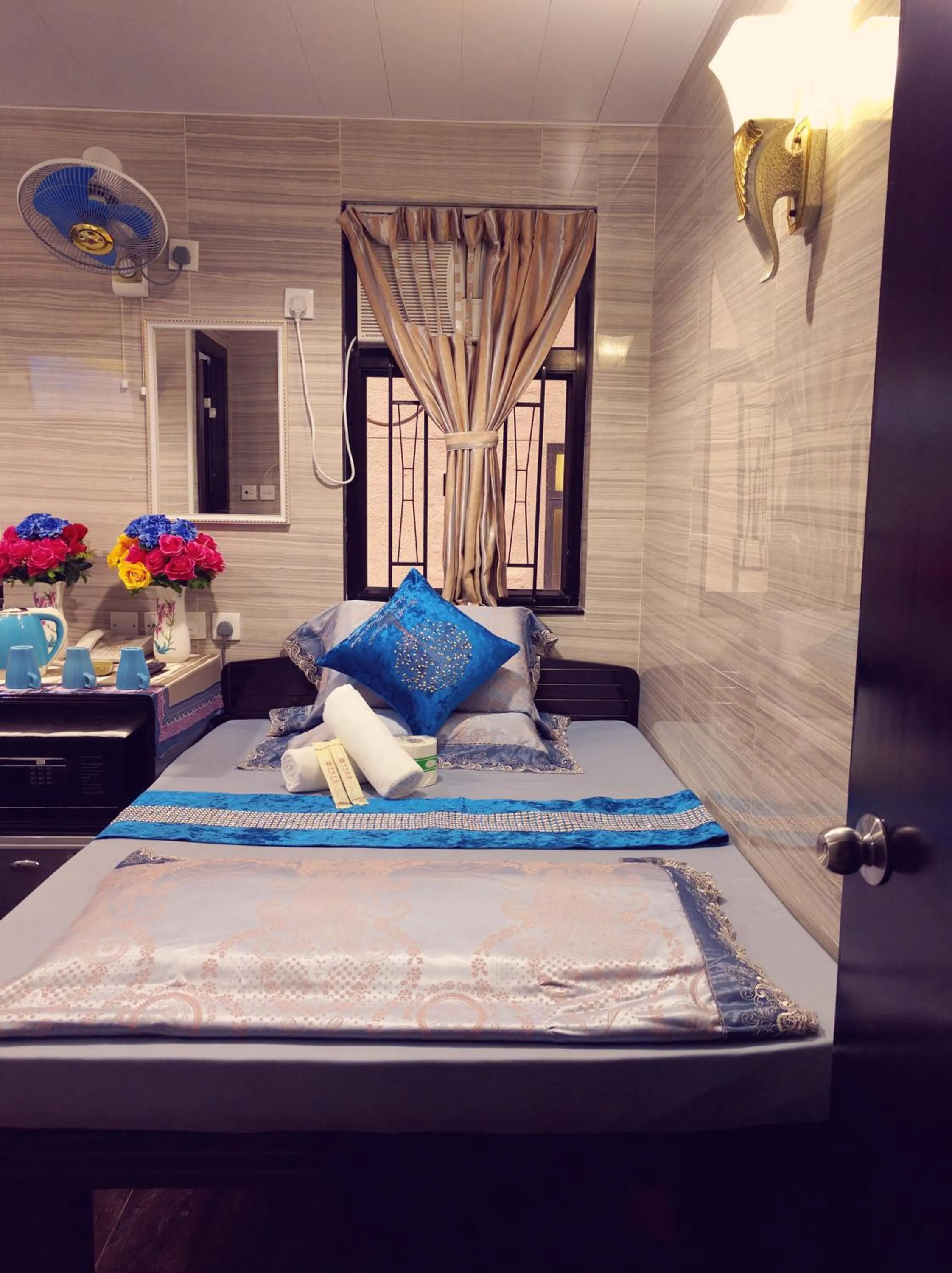 Day, Bed in Paris Guest House DHILLON HOTEL HK LTD 24 HOUR RECEPTION BLOCK D E 10F