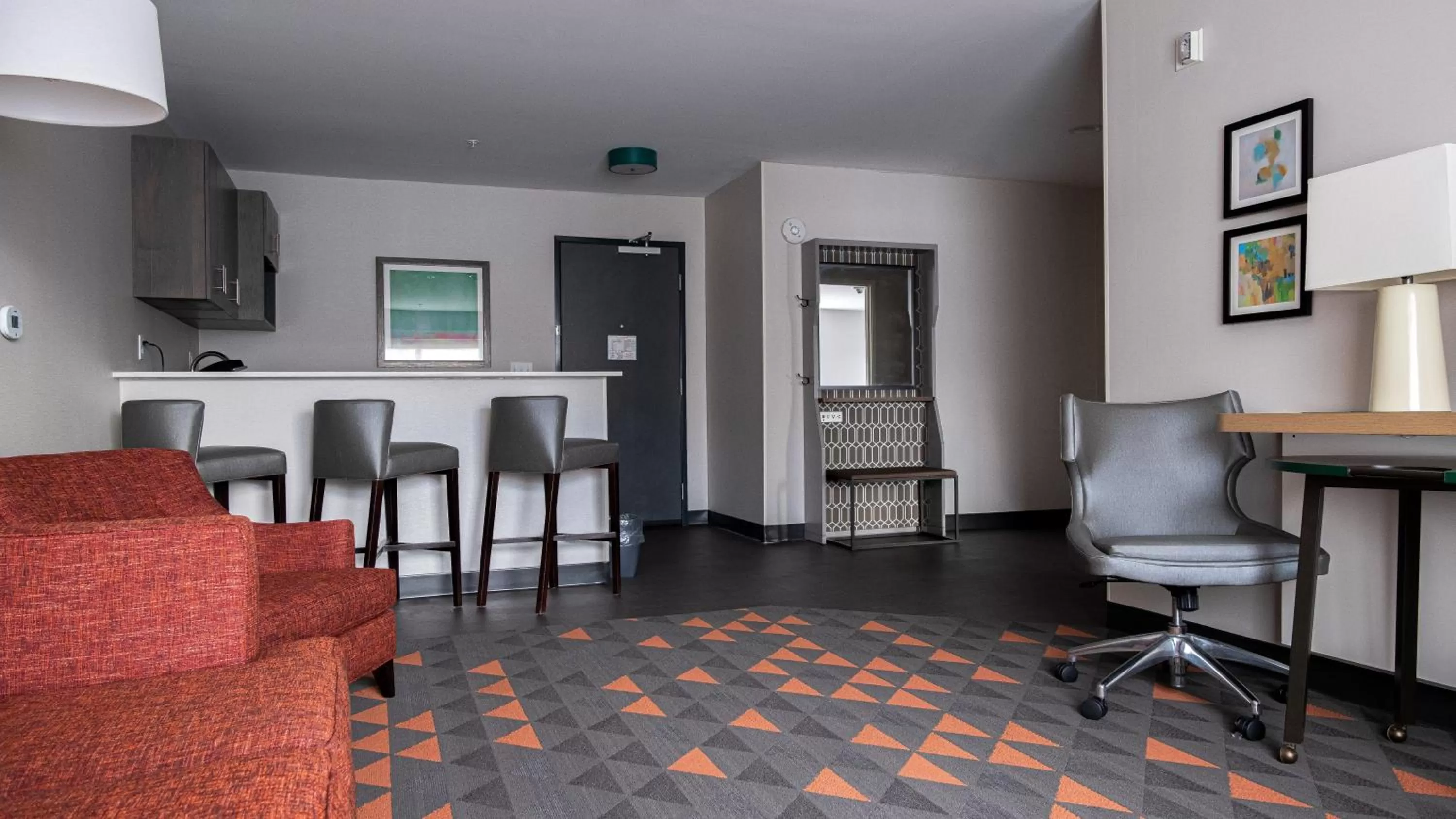 Living room in Holiday Inn & Suites Philadelphia W - Drexel Hill by IHG