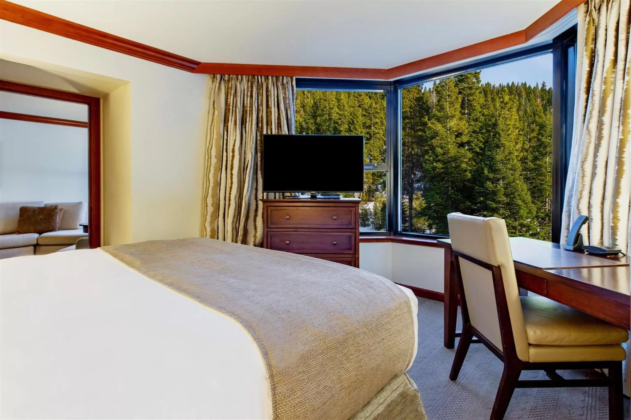 Bed in Everline Resort and Spa, Lake Tahoe