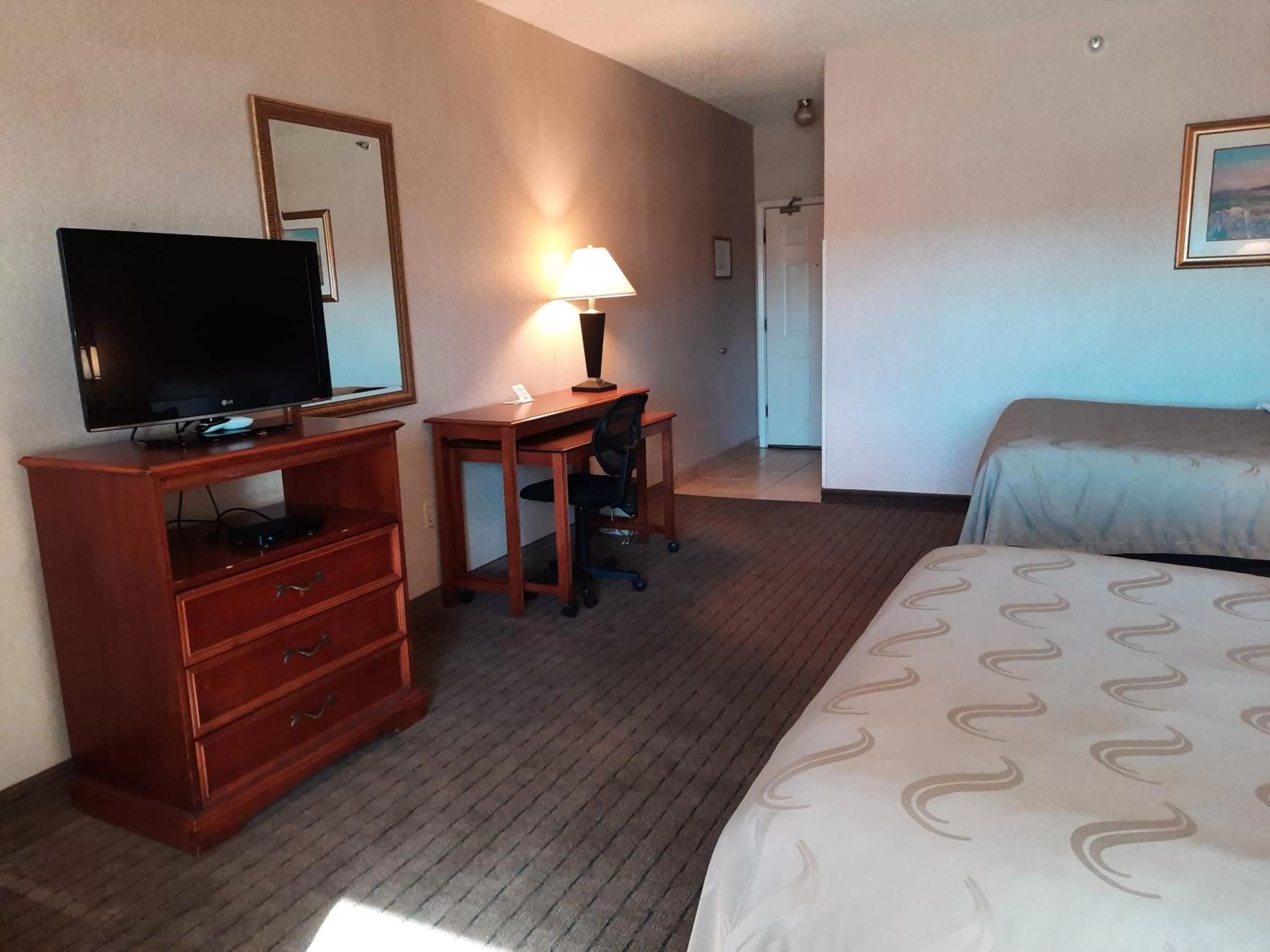 TV and multimedia, Bed in Quality Inn & Suites Grants - I-40