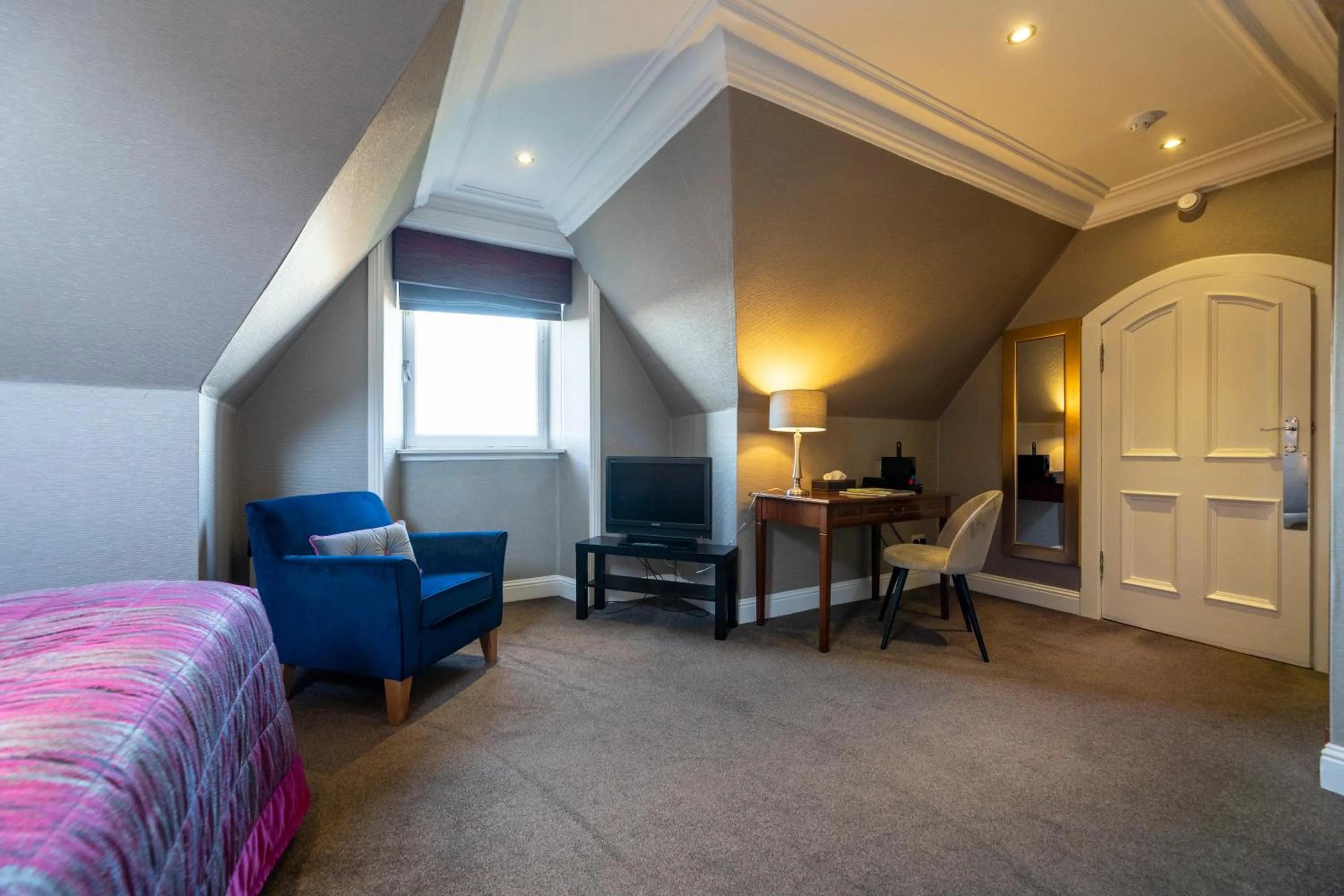 Photo of the whole room, Bed in Sherbrooke Castle Hotel