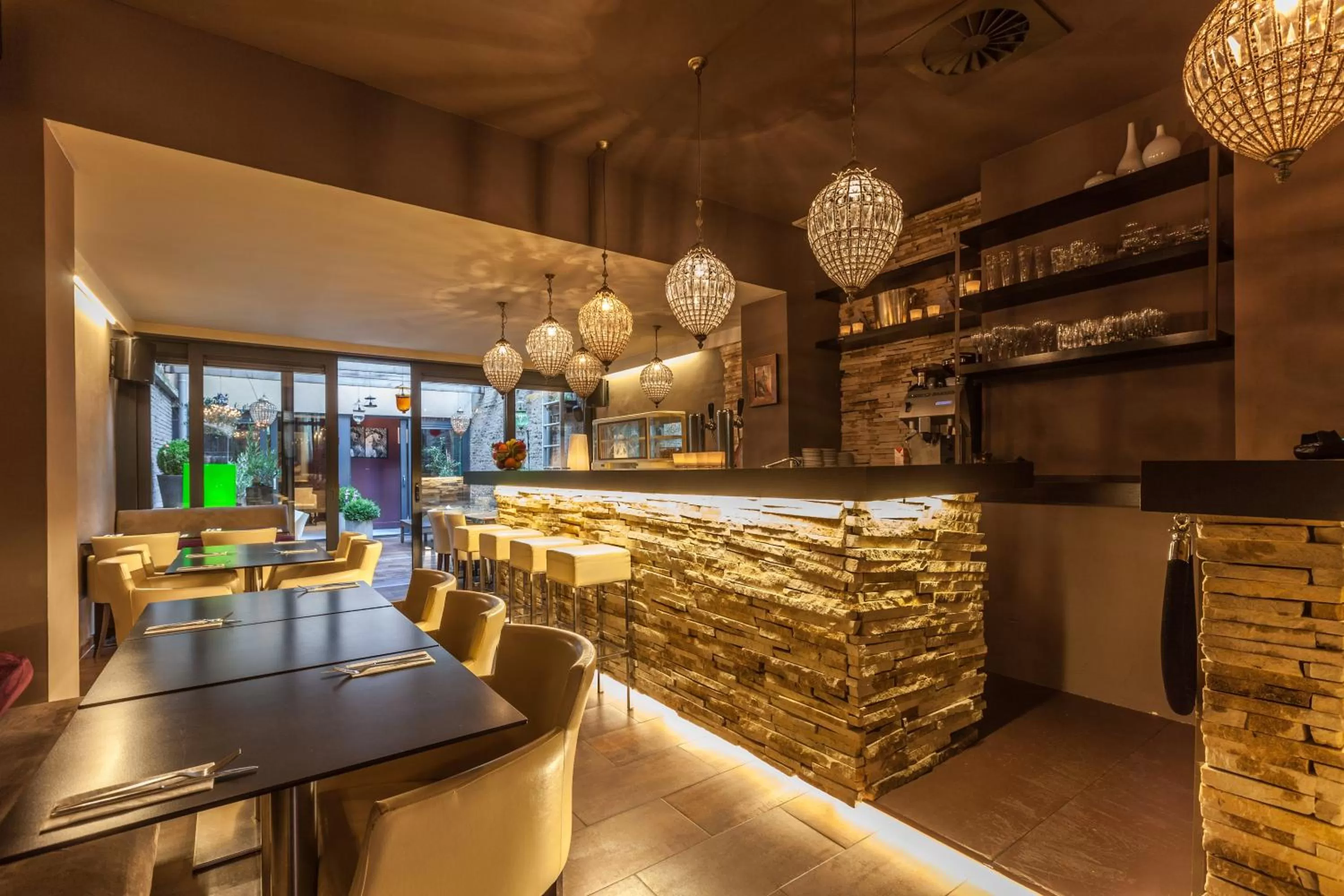 Restaurant/places to eat in Hotel Diamonds and Pearls