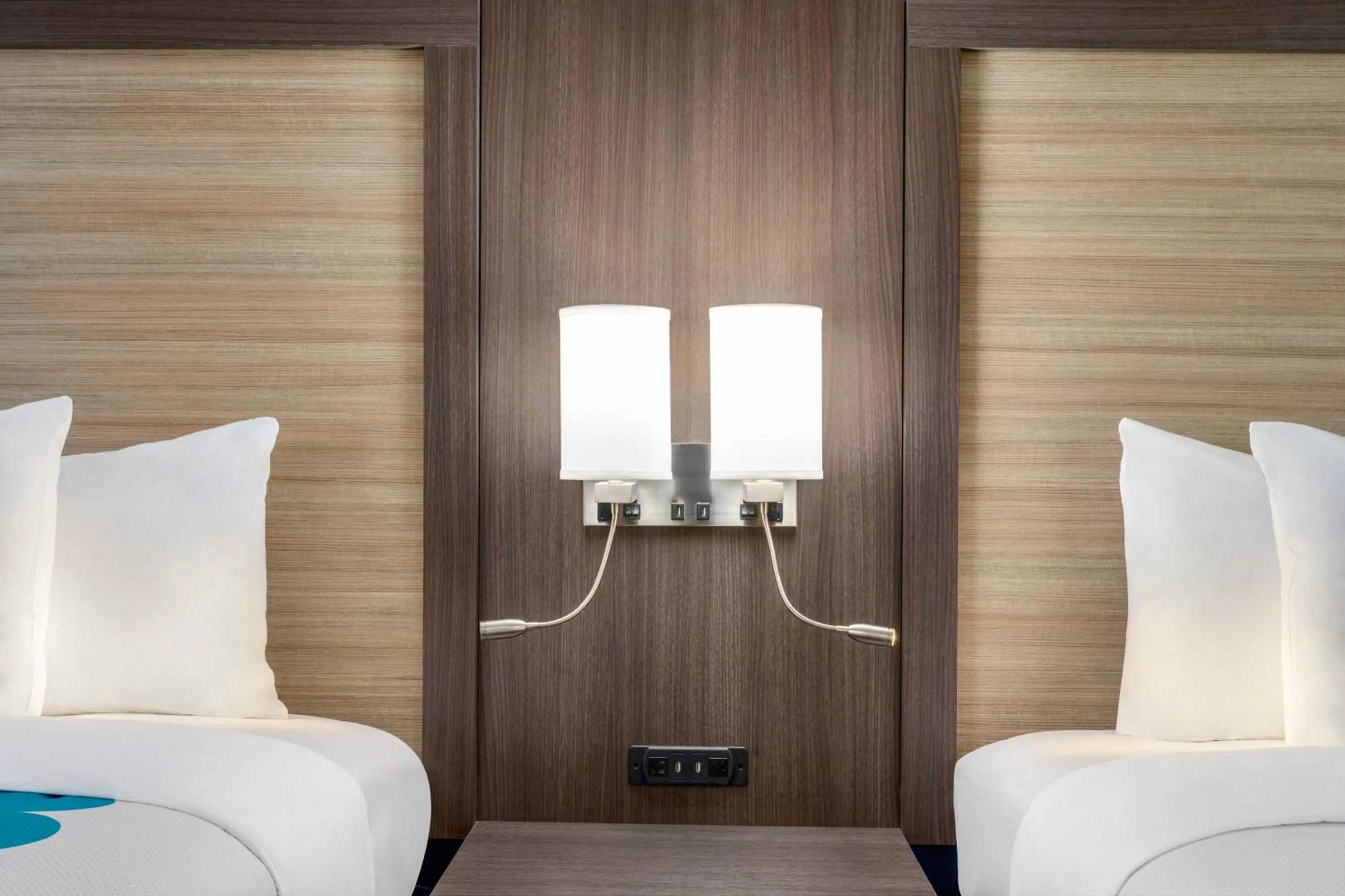 Living room, Bed in Baymont by Wyndham Blackwell I-35