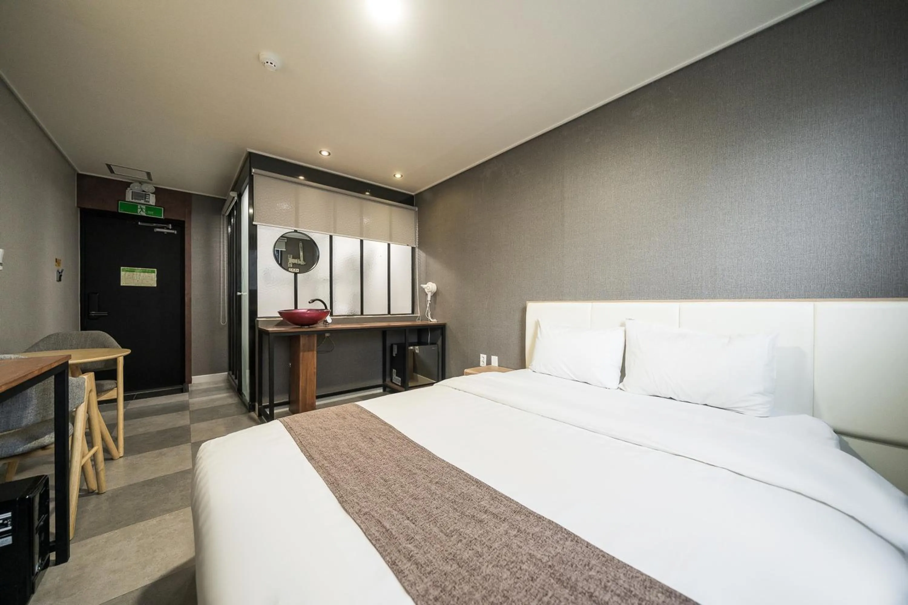 Photo of the whole room, Bed in Malu Hotel Suwon