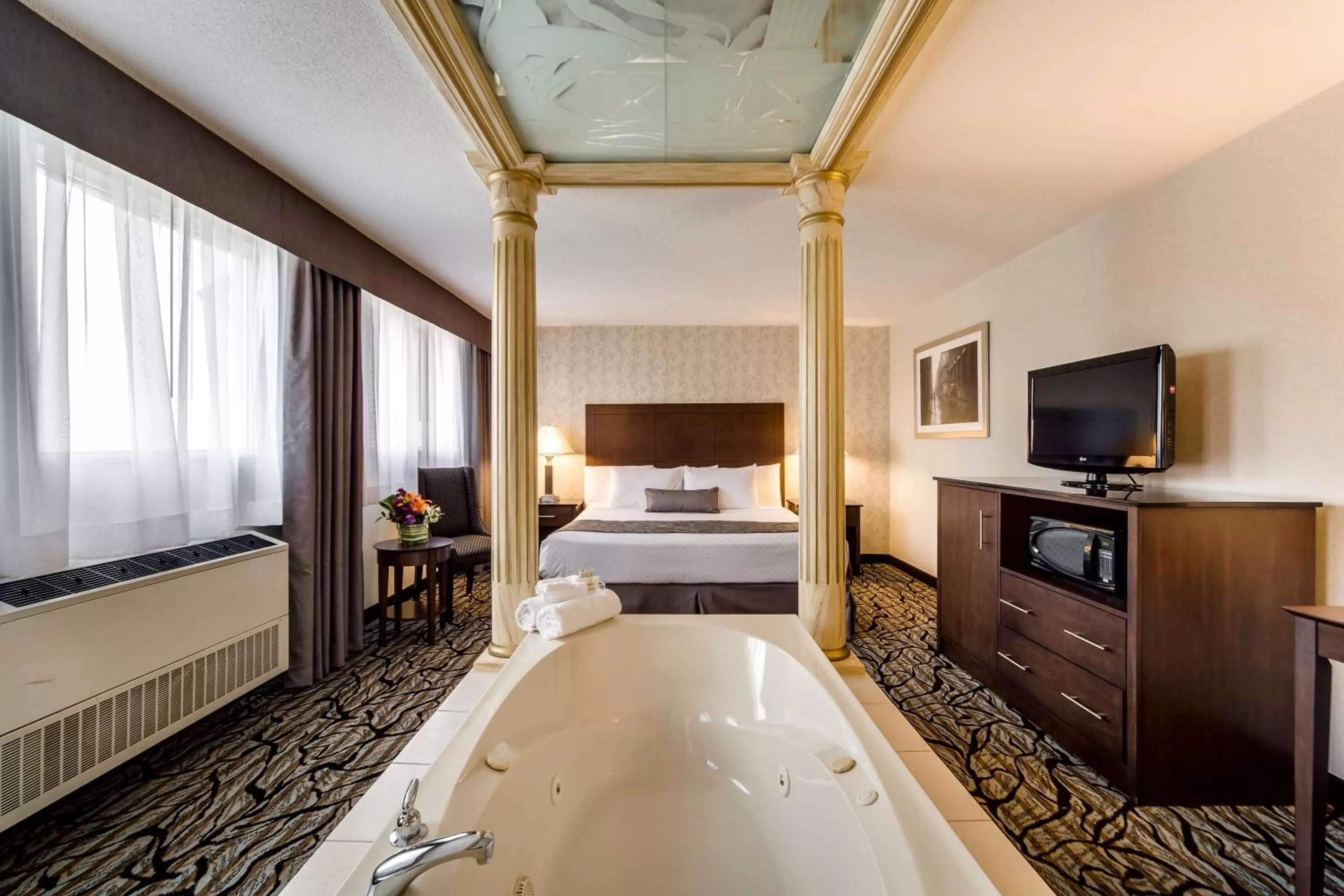 Other, Bed in Monte Carlo Inn Oakville Suites