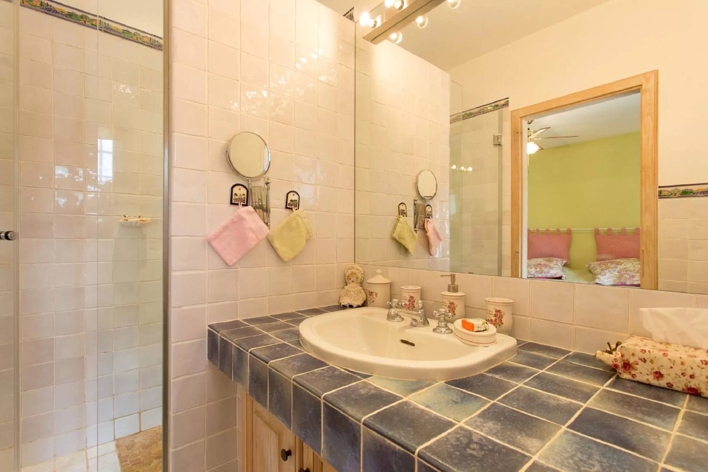 Bathroom in Mas Du Roc Bed & Breakfast