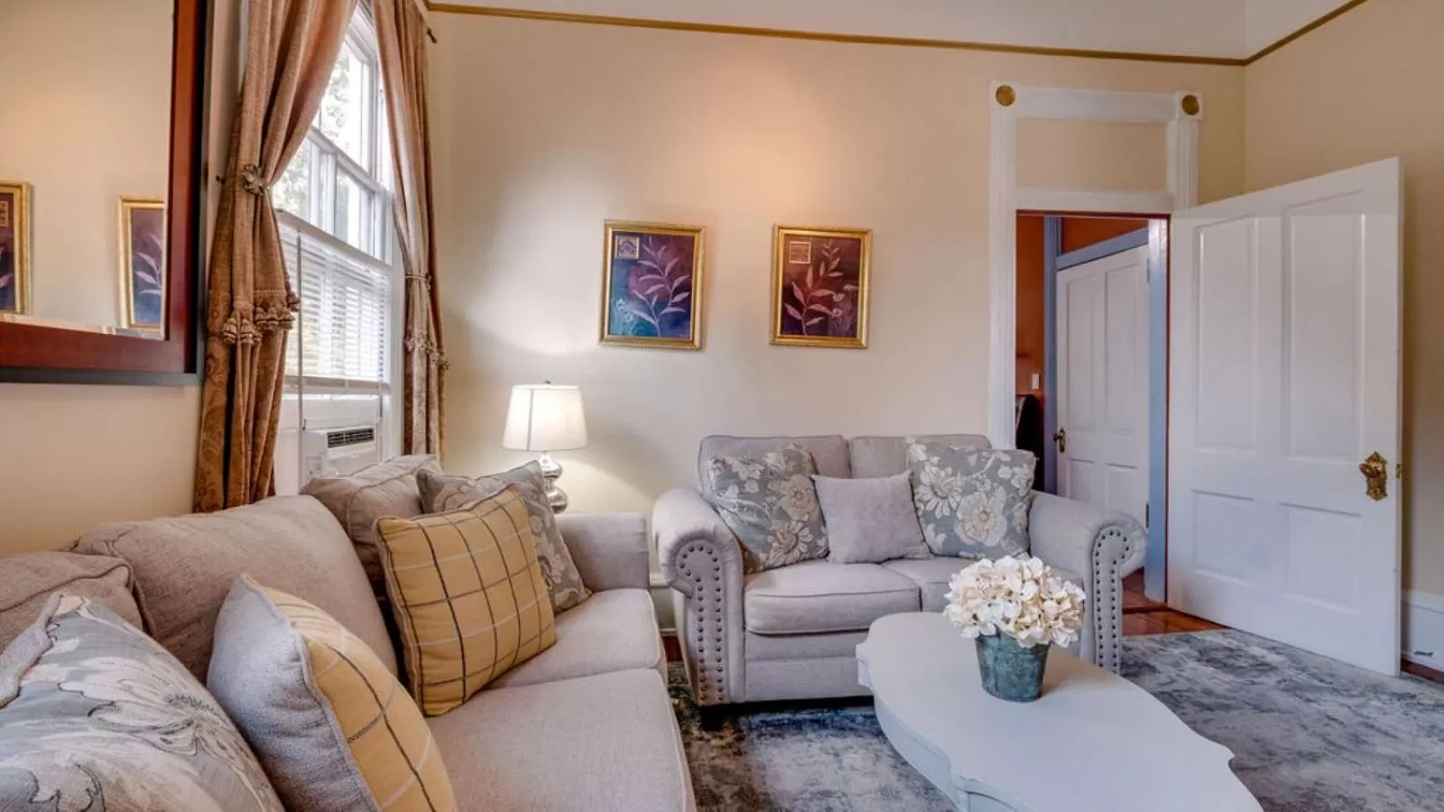 Seating Area in Forsyth Park 2 Bedroom Beauty