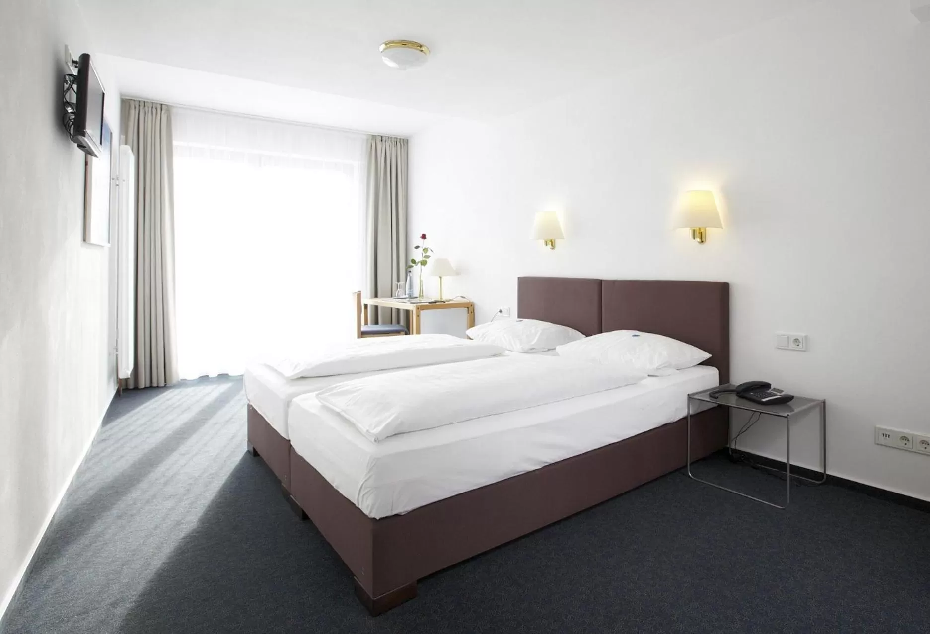 Photo of the whole room, Bed in Hotel Klingelhöffer