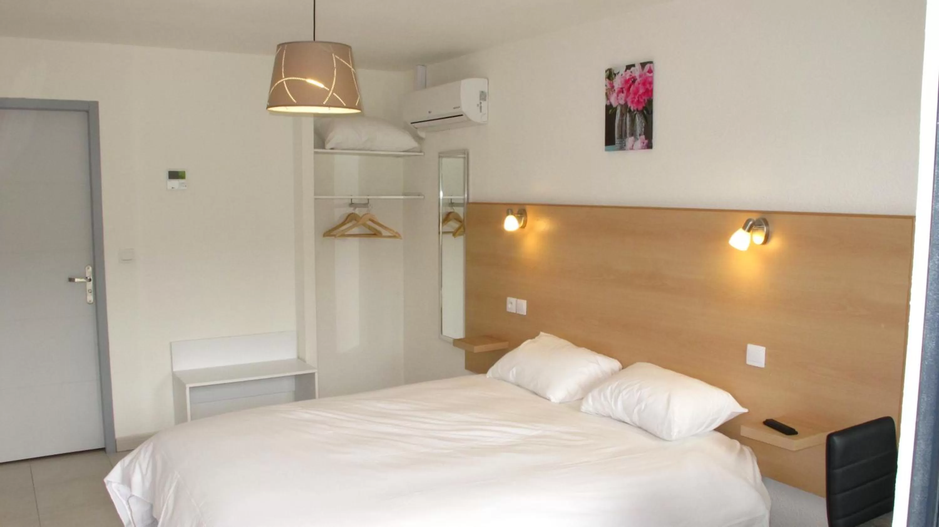 Bed in Hôtel Le 15 Périgueux proximité A 89