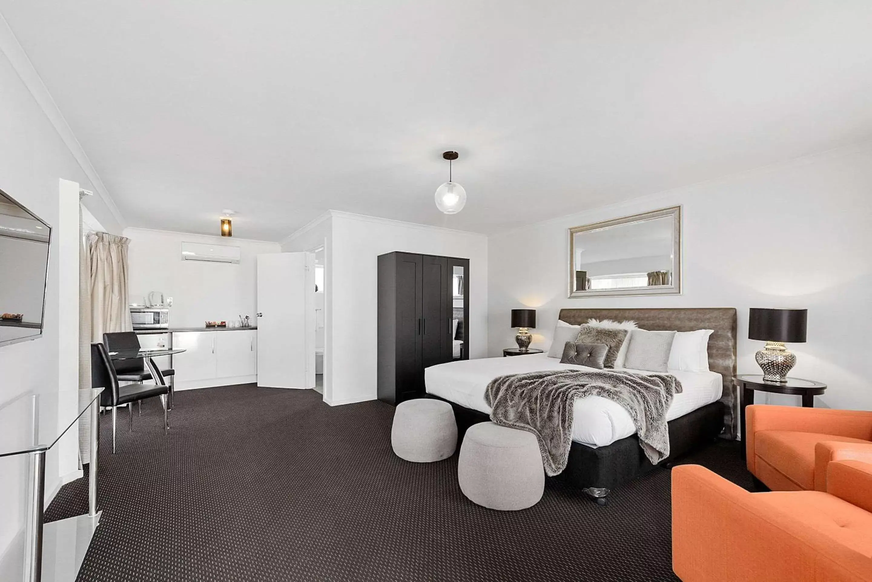 Luxury King Suite in Comfort Inn Flinders on Main Luxury King Suite in Comfort Inn Flinders on Main