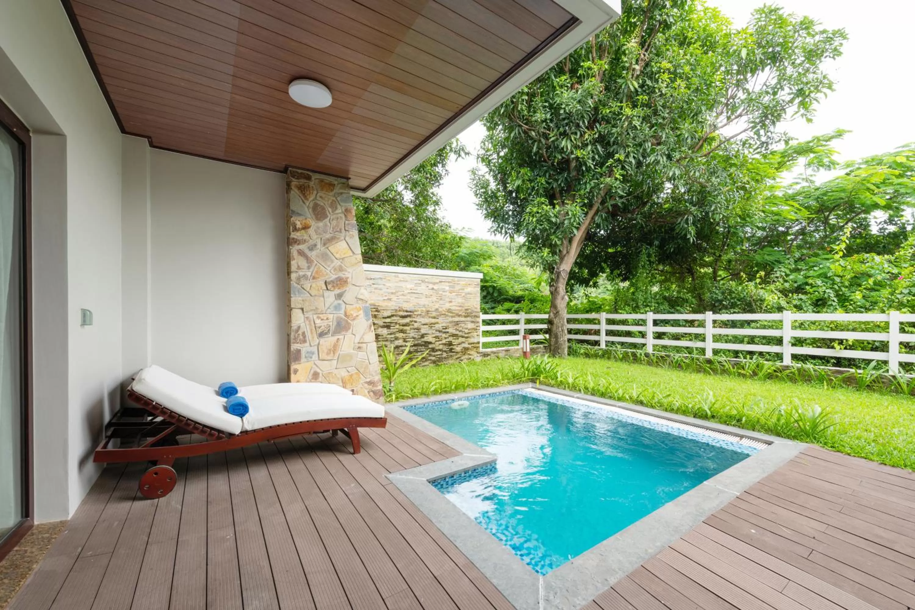 Swimming pool in Vinpearl Luxury Nha Trang