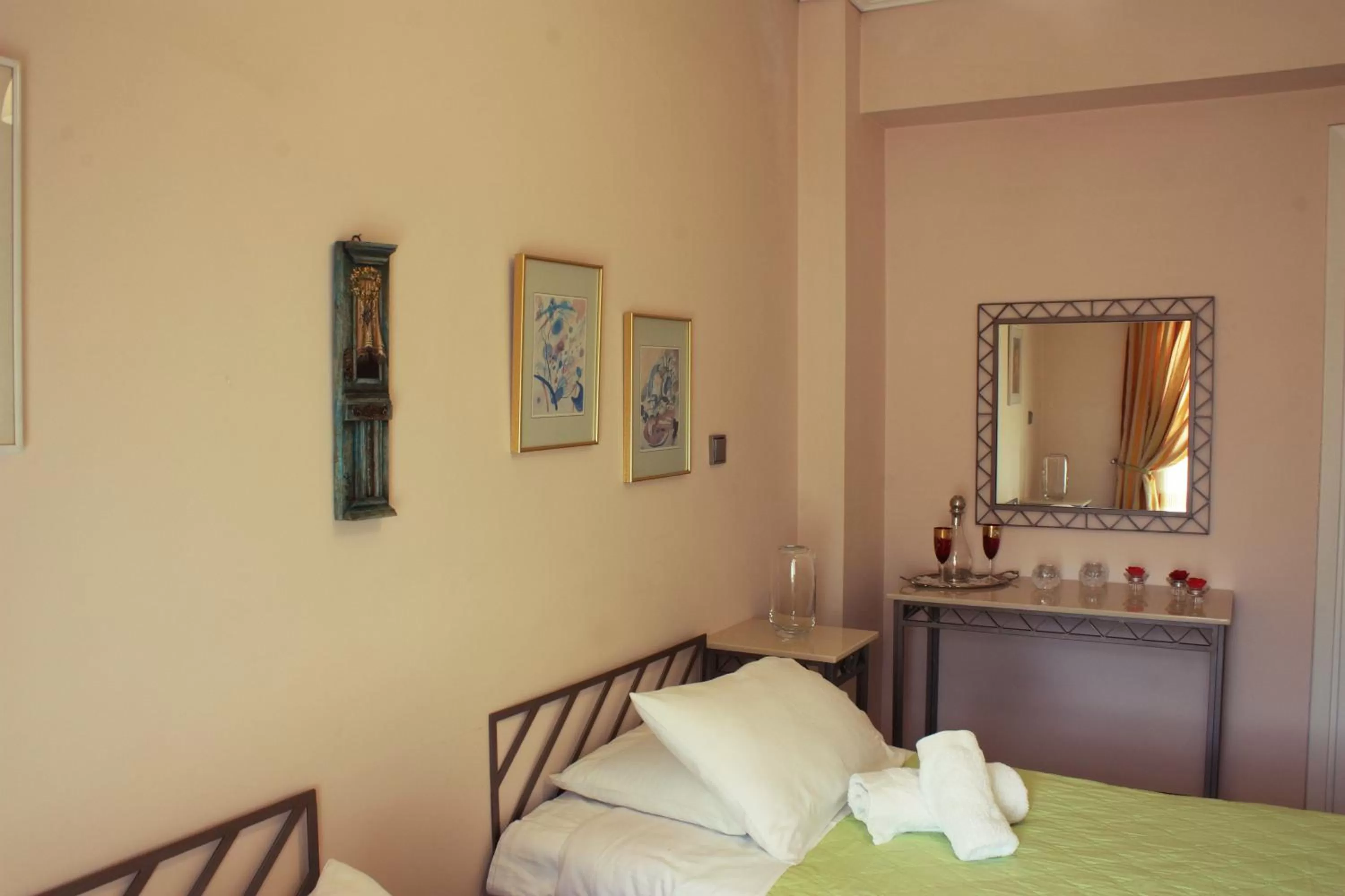 Photo of the whole room, Bed in Veggie Garden Athens B&B