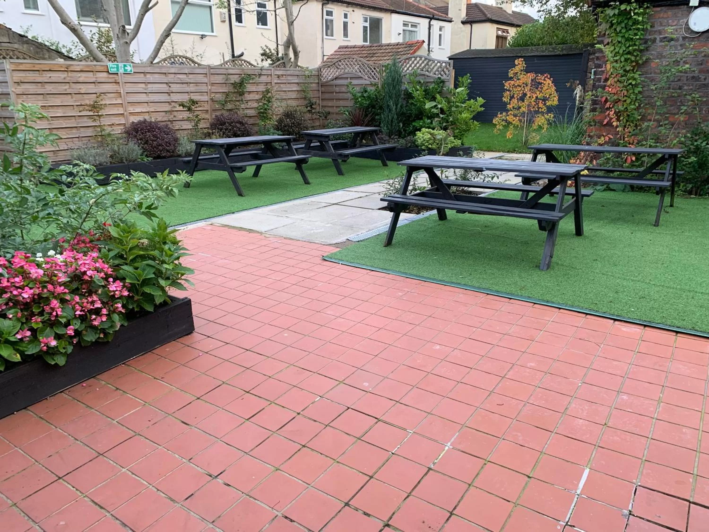Garden in Beech Mount Hotel - Free Parking