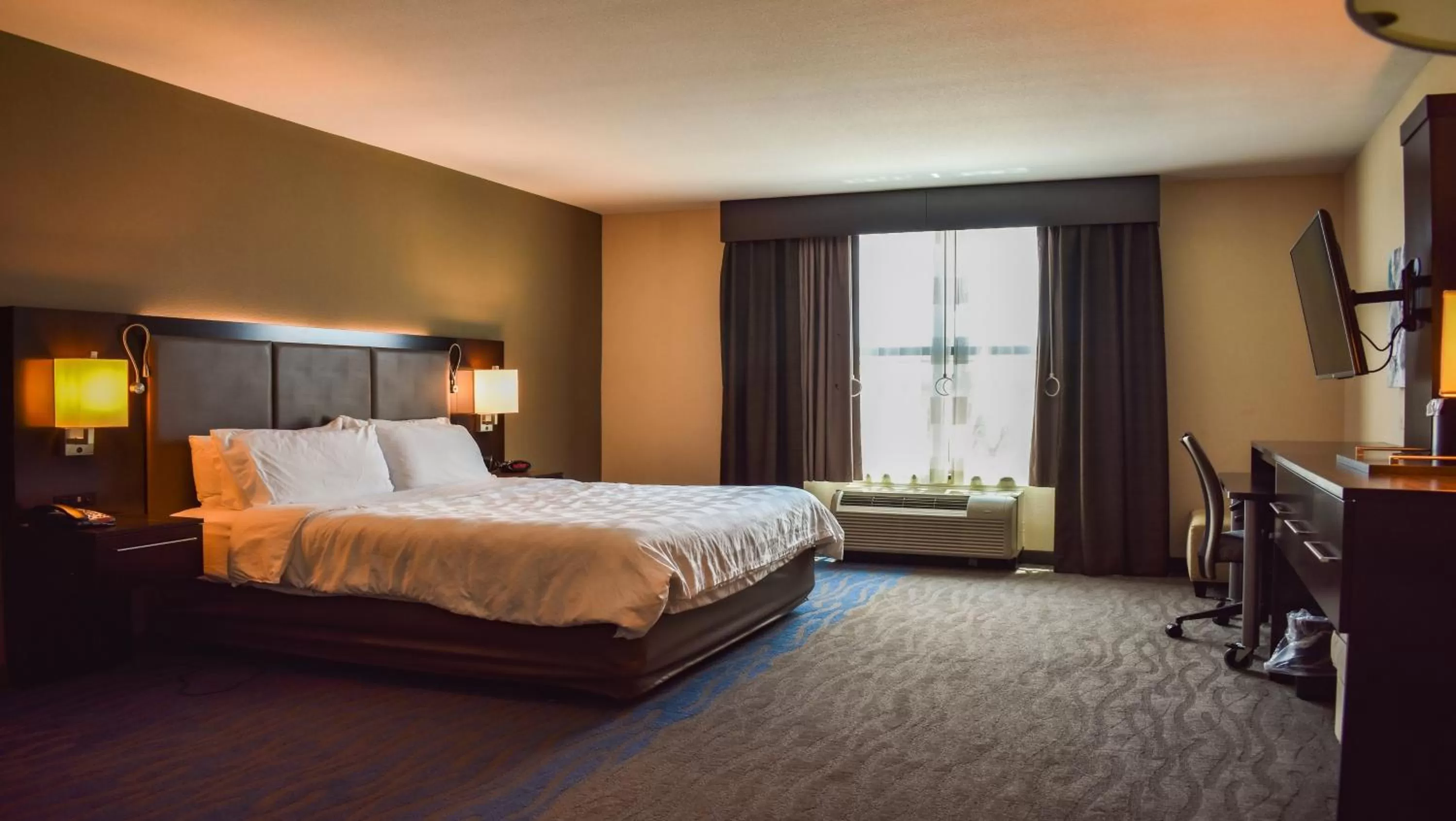 Photo of the whole room, Bed in Holiday Inn Owensboro Riverfront by IHG