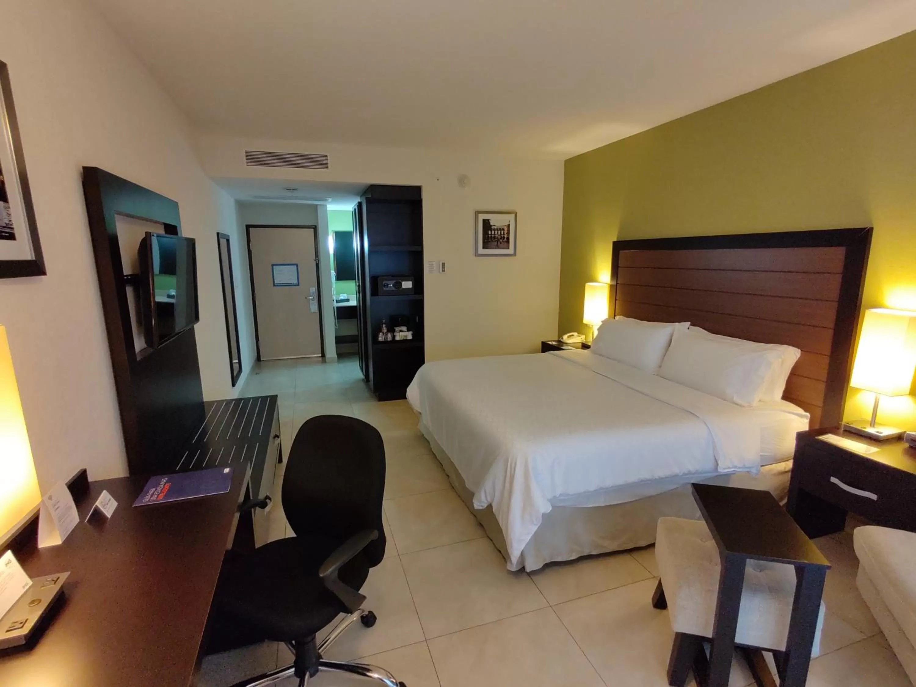 Photo of the whole room, Bed in Holiday Inn Express Xalapa by IHG
