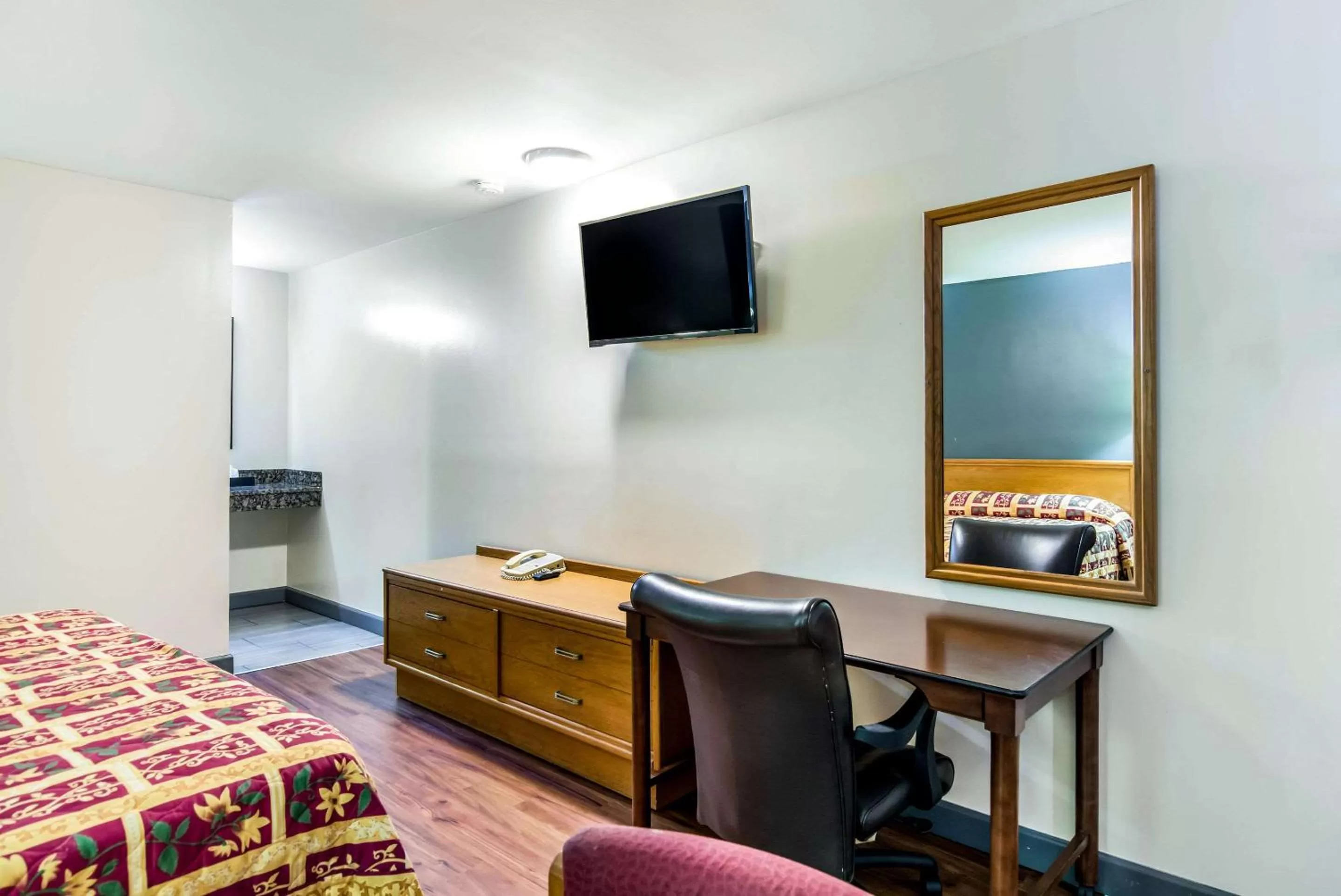 Bedroom, TV/Entertainment Center in Rodeway Inn North Chesterfield-Richmond